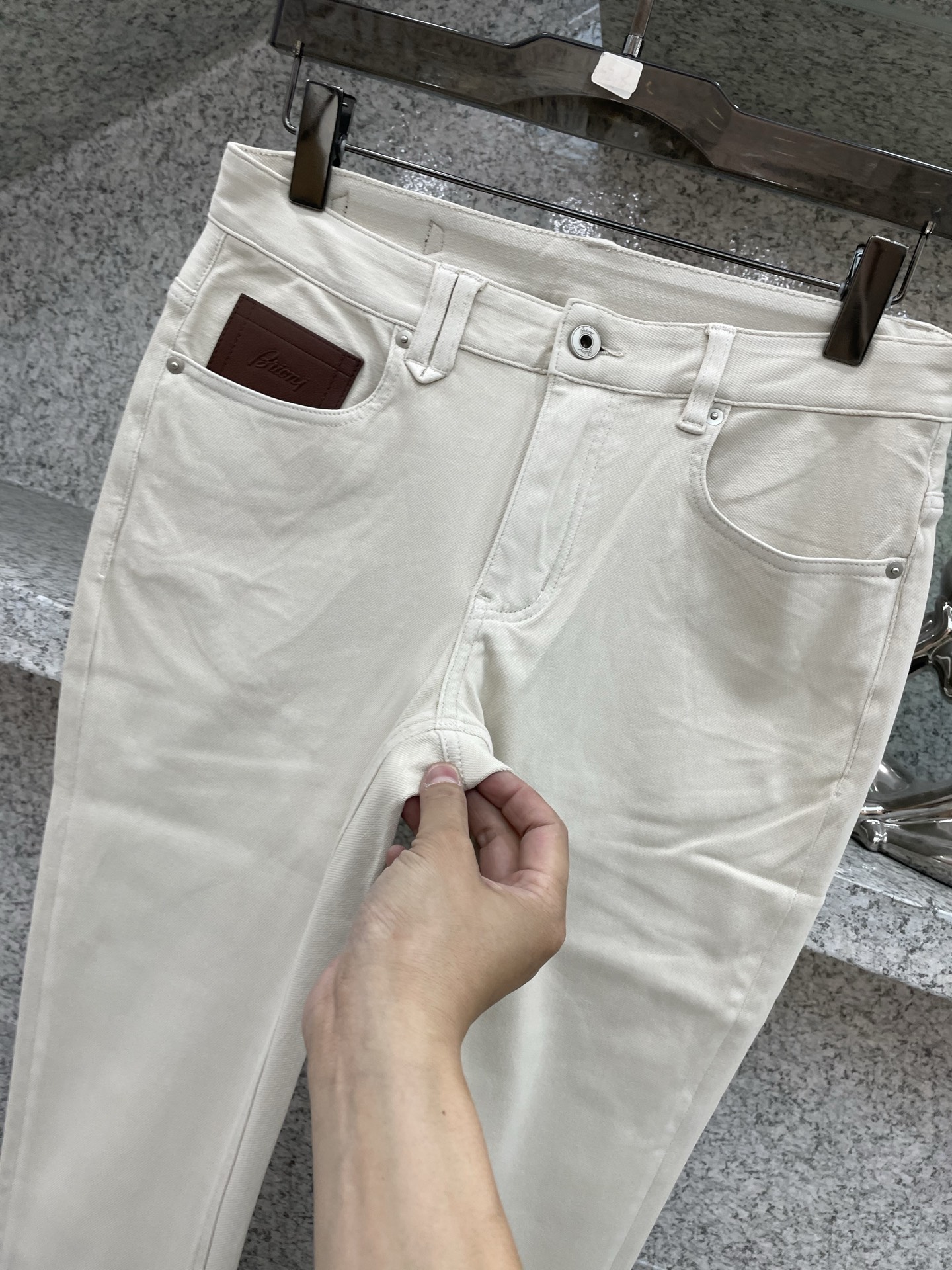 Brioni 男士水洗四面弹超舒适针织牛仔裤，26年早春系列，厚薄程度正好完美衔接春夏两季的更替，浅色系