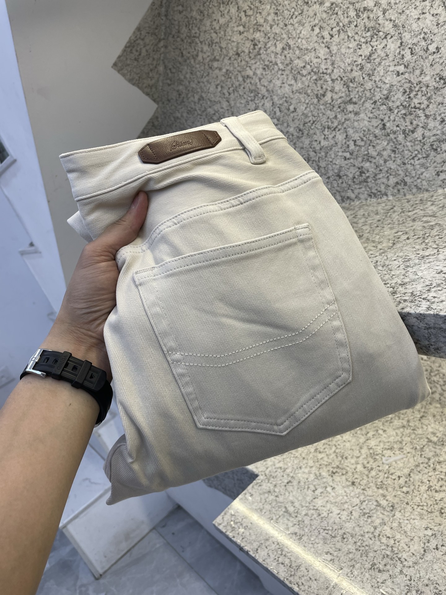 Brioni 男士水洗四面弹超舒适针织牛仔裤，26年早春系列，厚薄程度正好完美衔接春夏两季的更替，浅色系