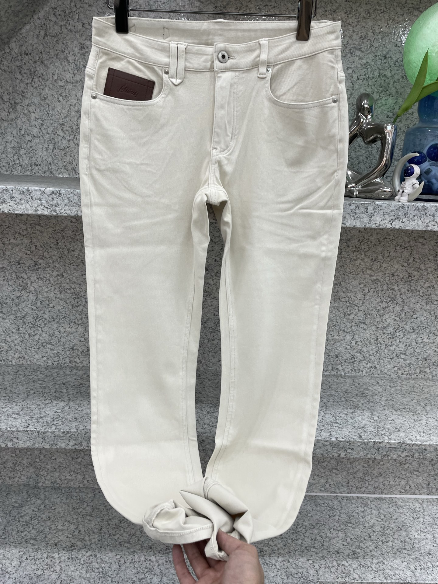 Brioni 男士水洗四面弹超舒适针织牛仔裤，26年早春系列，厚薄程度正好完美衔接春夏两季的更替，浅色系