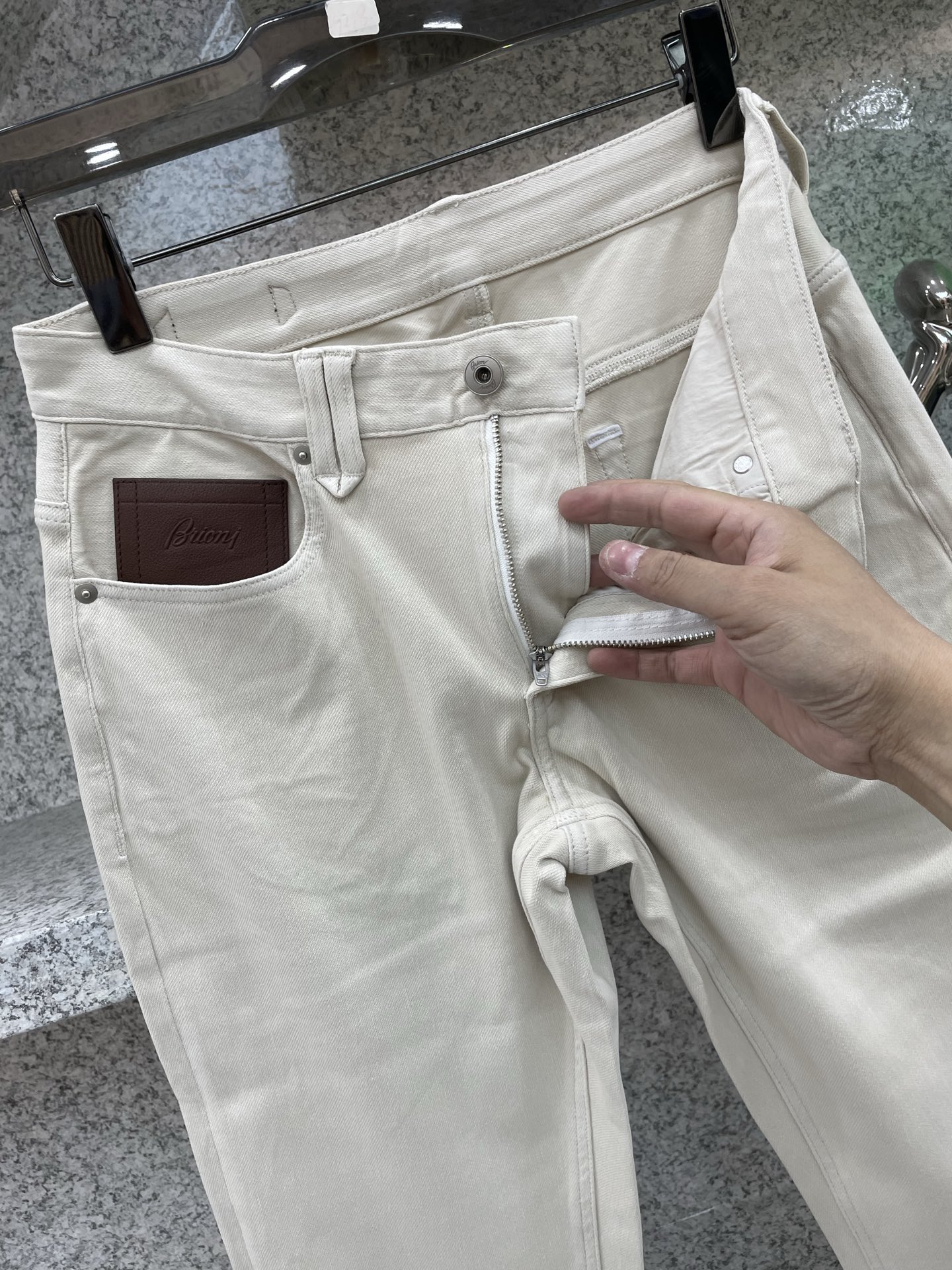 Brioni 男士水洗四面弹超舒适针织牛仔裤，26年早春系列，厚薄程度正好完美衔接春夏两季的更替，浅色系