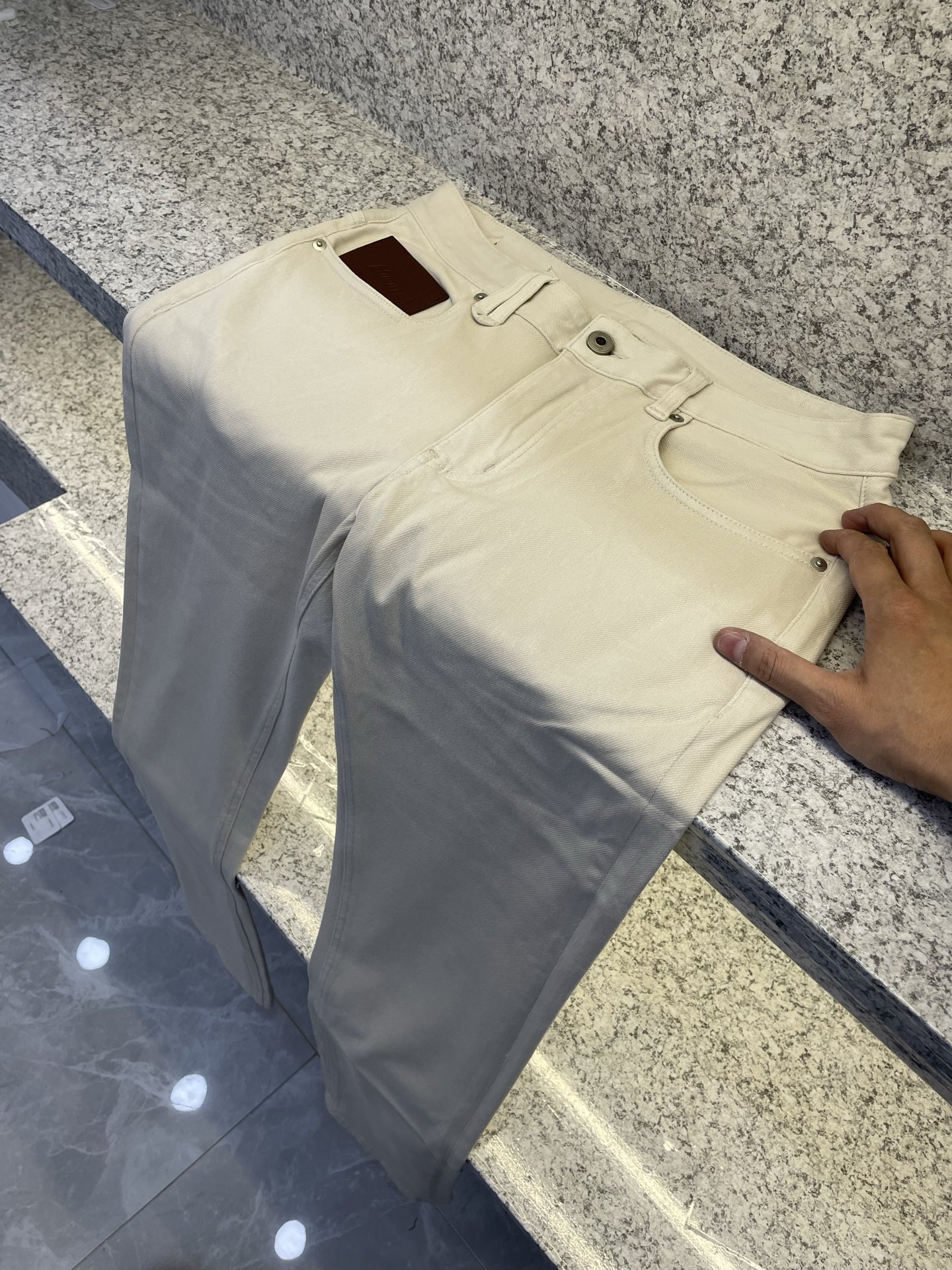 Brioni 男士水洗四面弹超舒适针织牛仔裤，26年早春系列，厚薄程度正好完美衔接春夏两季的更替，浅色系