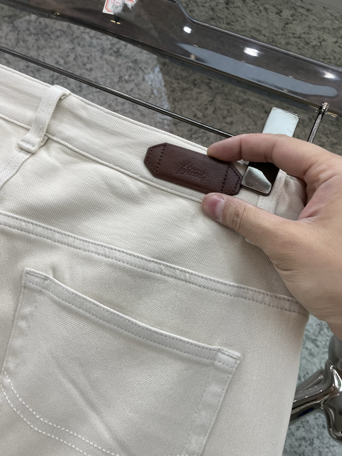 Brioni 男士水洗四面弹超舒适针织牛仔裤，26年早春系列，厚薄程度正好完美衔接春夏两季的更替，浅色系