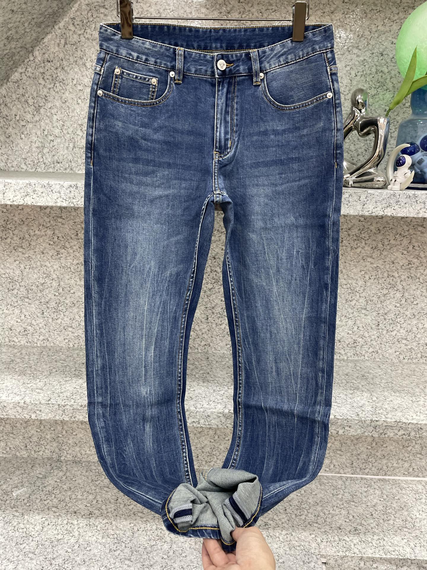 范士哲夏季薄款深蓝水洗+复古刺绣，细节感满满！小直筒设计，修饰腿型超显瘦，牛仔裤采用了闪电纹（也叫扎花/