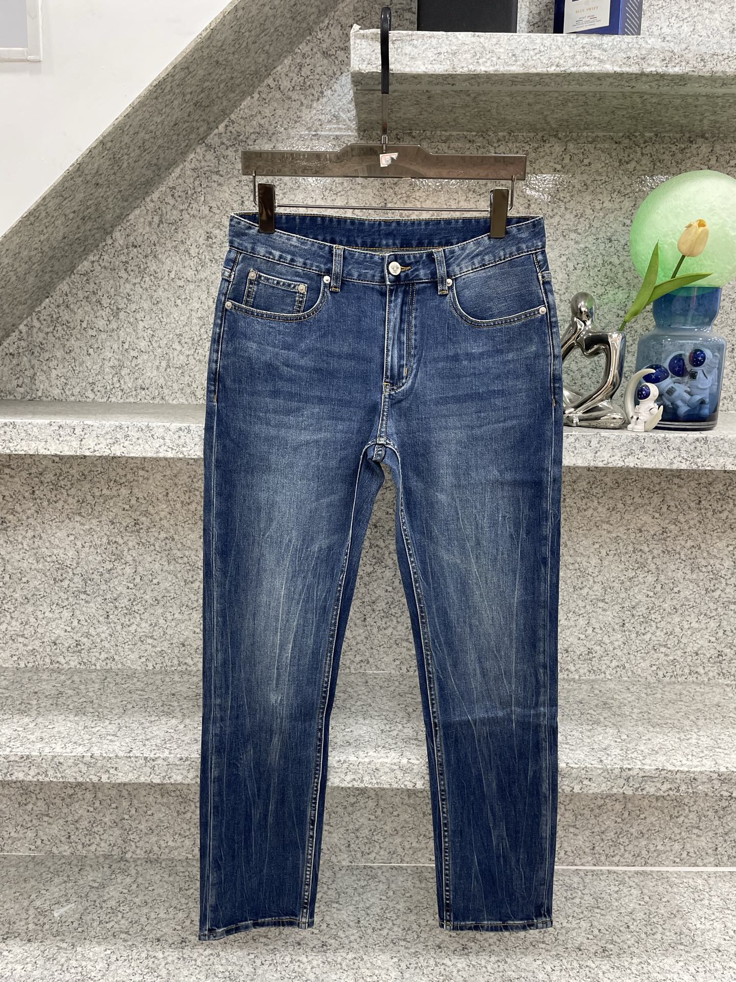 范士哲夏季薄款深蓝水洗+复古刺绣，细节感满满！小直筒设计，修饰腿型超显瘦，牛仔裤采用了闪电纹（也叫扎花/