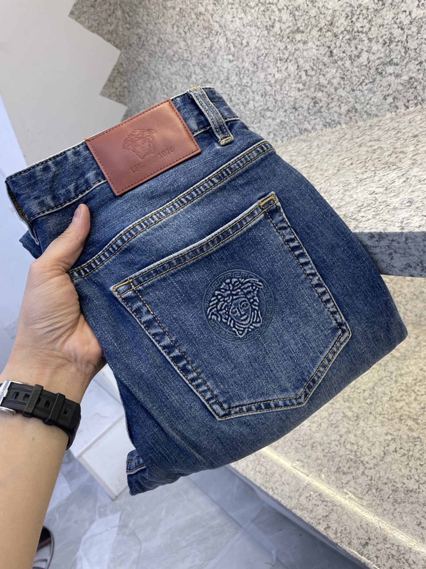 范士哲夏季薄款深蓝水洗+复古刺绣，细节感满满！小直筒设计，修饰腿型超显瘦，牛仔裤采用了闪电纹（也叫扎花/