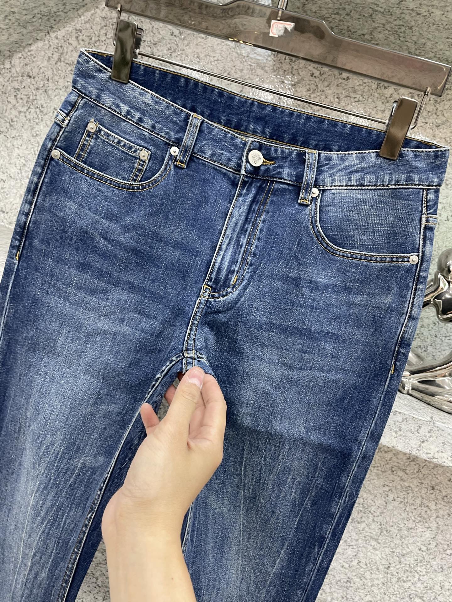 范士哲夏季薄款深蓝水洗+复古刺绣，细节感满满！小直筒设计，修饰腿型超显瘦，牛仔裤采用了闪电纹（也叫扎花/