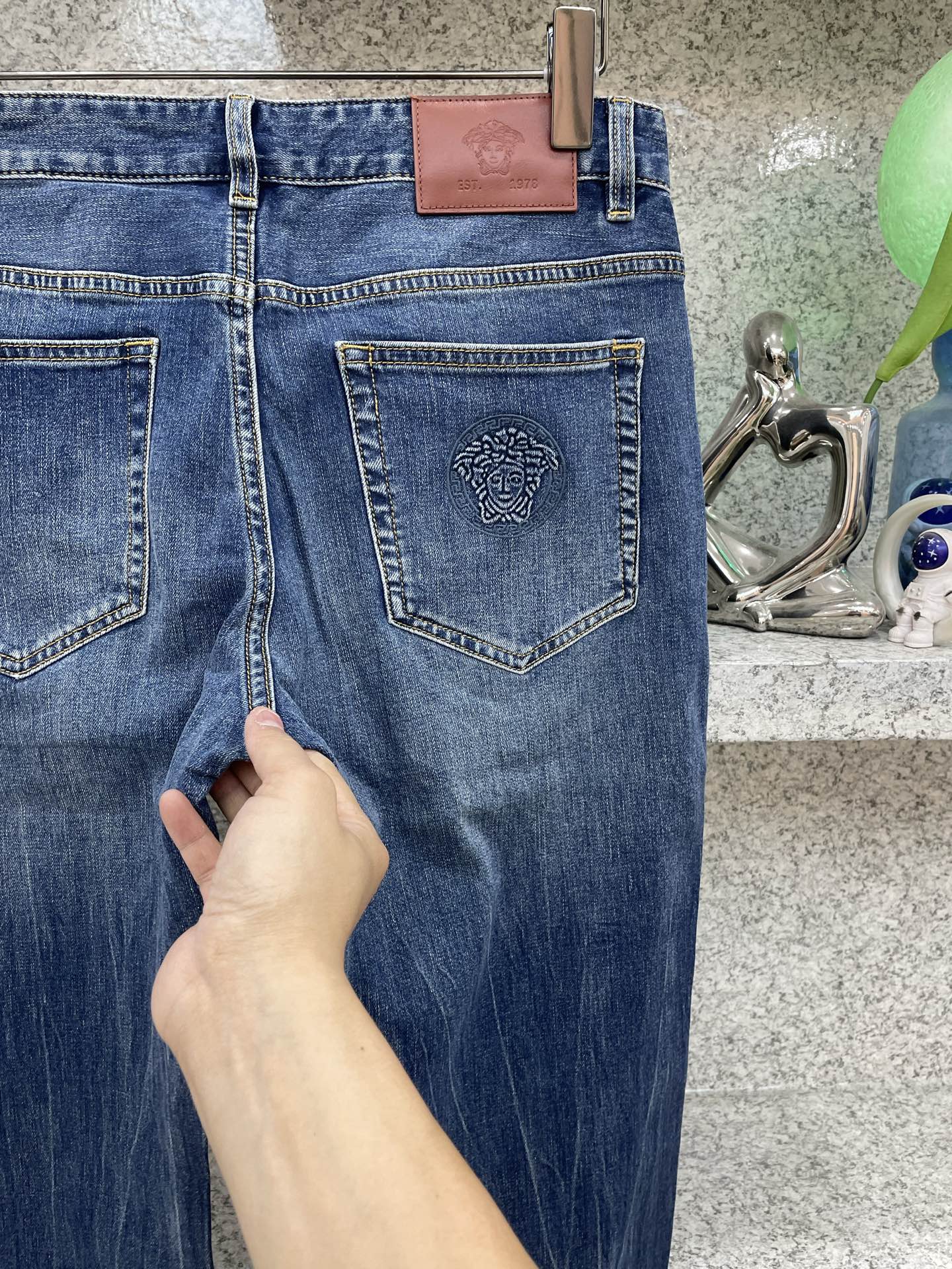 范士哲夏季薄款深蓝水洗+复古刺绣，细节感满满！小直筒设计，修饰腿型超显瘦，牛仔裤采用了闪电纹（也叫扎花/