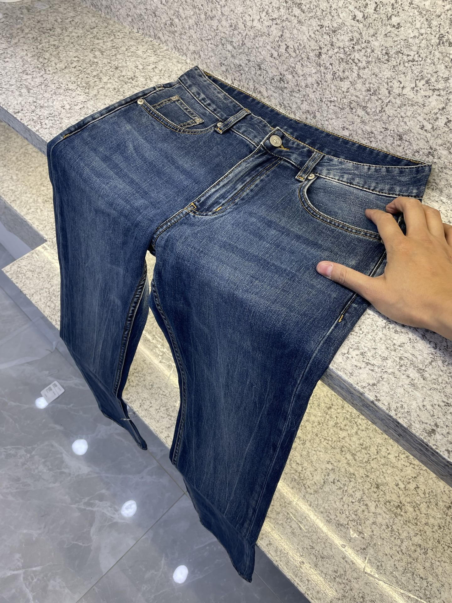 范士哲夏季薄款深蓝水洗+复古刺绣，细节感满满！小直筒设计，修饰腿型超显瘦，牛仔裤采用了闪电纹（也叫扎花/