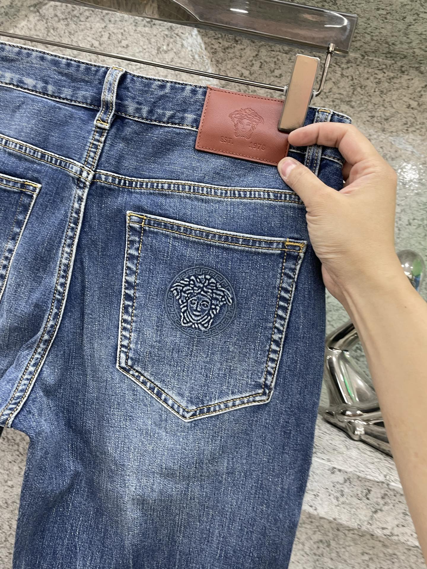 范士哲夏季薄款深蓝水洗+复古刺绣，细节感满满！小直筒设计，修饰腿型超显瘦，牛仔裤采用了闪电纹（也叫扎花/