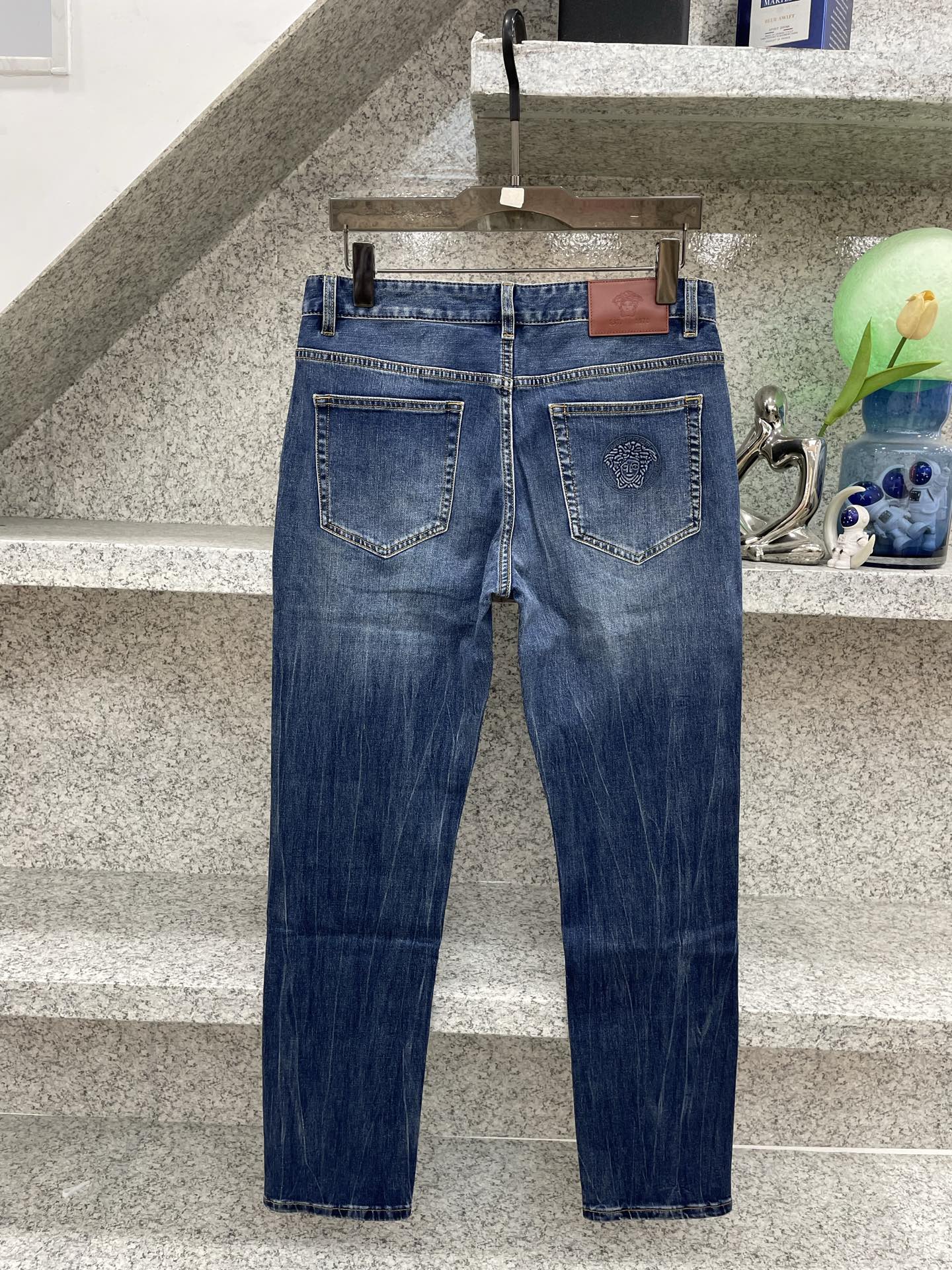 范士哲夏季薄款深蓝水洗+复古刺绣，细节感满满！小直筒设计，修饰腿型超显瘦，牛仔裤采用了闪电纹（也叫扎花/