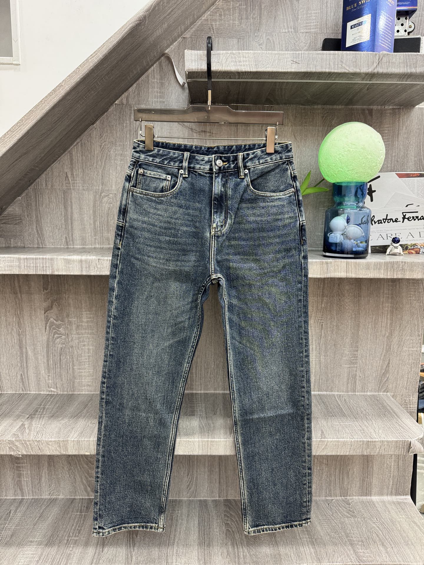 DI&R 直筒复古洗水丹宁面料,莱赛尔锁色面料!没有重度水洗,面料的越穿越漂亮,养牛质感拉满。明黄色撞色走线,层次感十足 DI&R 直筒复古洗水丹宁面料,莱赛尔锁色面料!没有重度水洗,面料的越穿越漂亮,养牛质感拉满。明黄色撞色走线,层次感十足