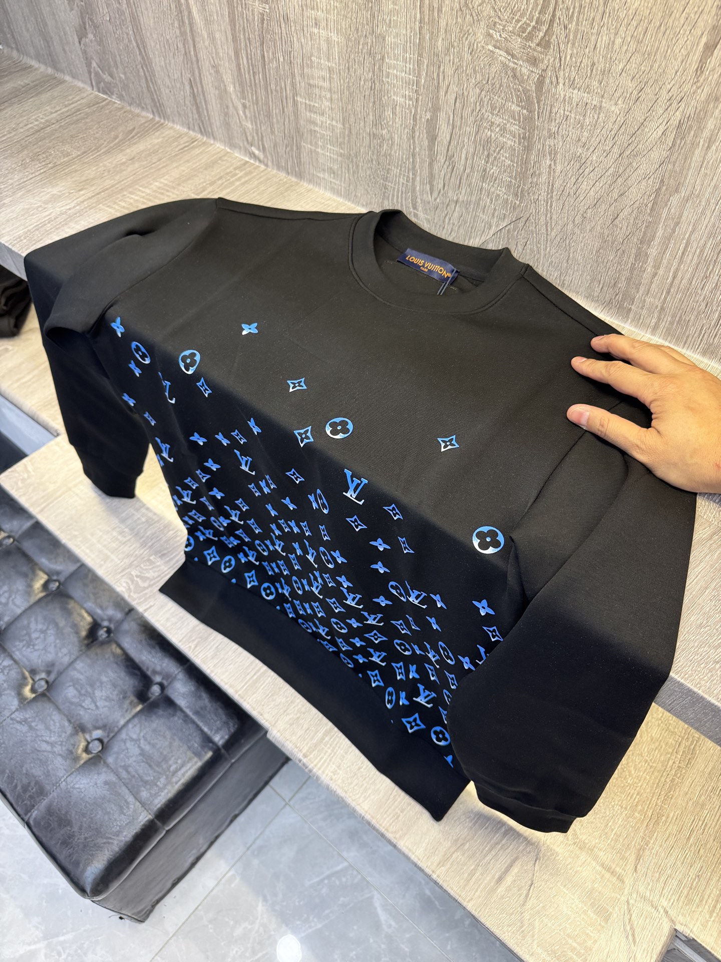 LY驴牌 🆕X26秋冬男装专柜官网新品🆕 爆款面料超好🔈人气推荐秋冬必备✅卫布男士圆领长袖 正面饰有经典图标刺绣元素设计