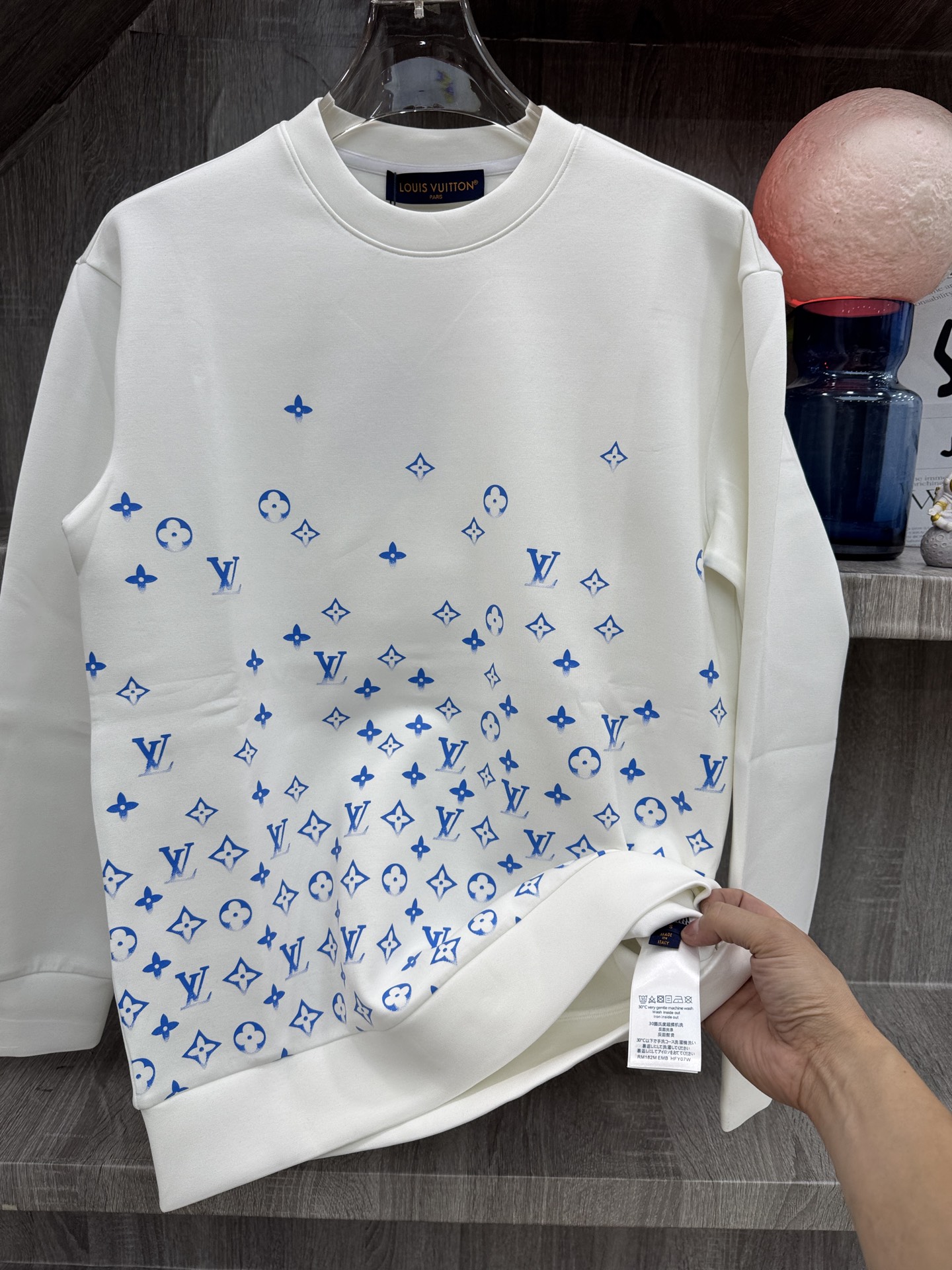 LY驴牌 🆕X26秋冬男装专柜官网新品🆕 爆款面料超好🔈人气推荐秋冬必备✅卫布男士圆领长袖 正面饰有经典图标刺绣元素设计