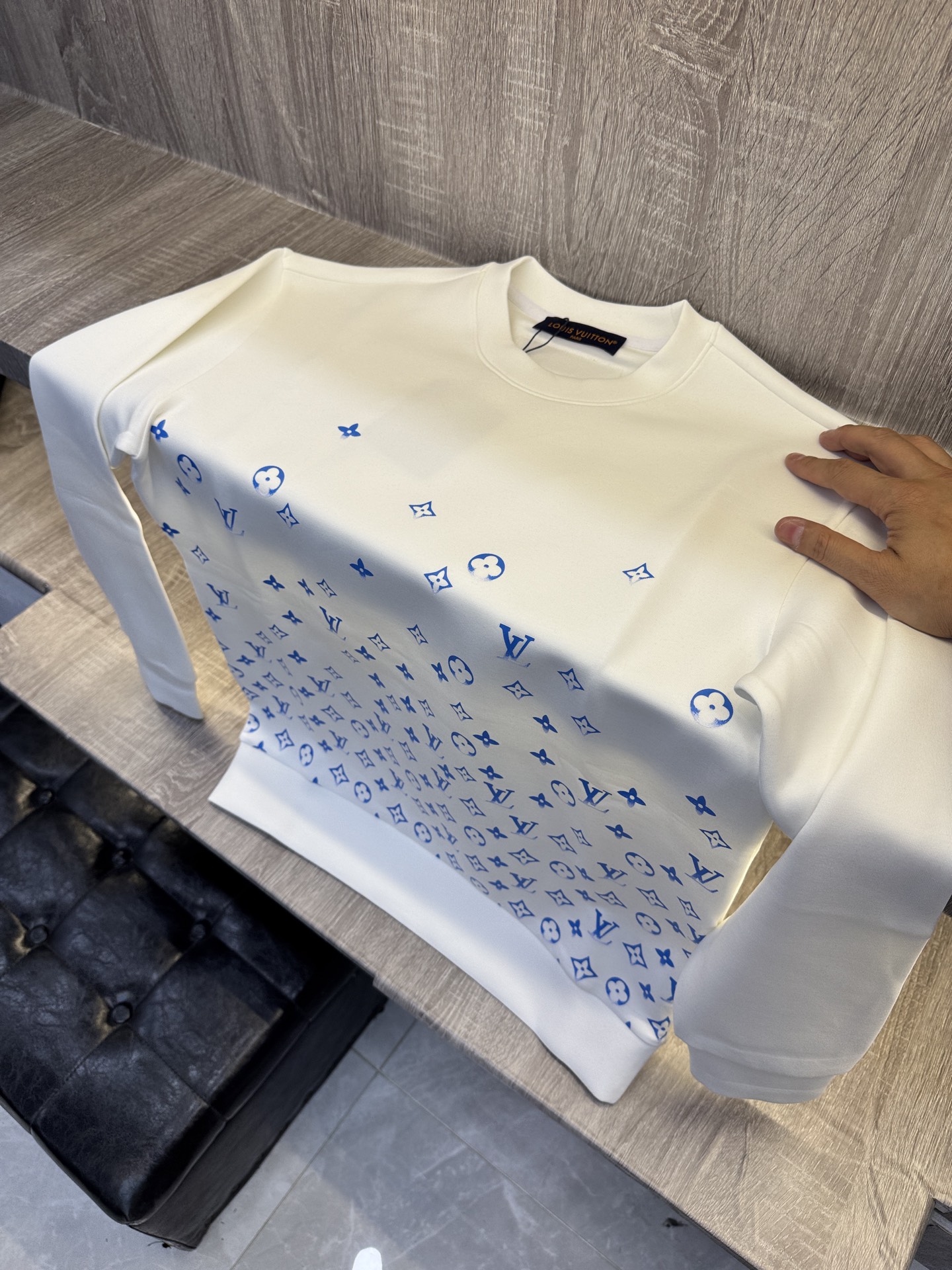 LY驴牌 🆕X26秋冬男装专柜官网新品🆕 爆款面料超好🔈人气推荐秋冬必备✅卫布男士圆领长袖 正面饰有经典图标刺绣元素设计