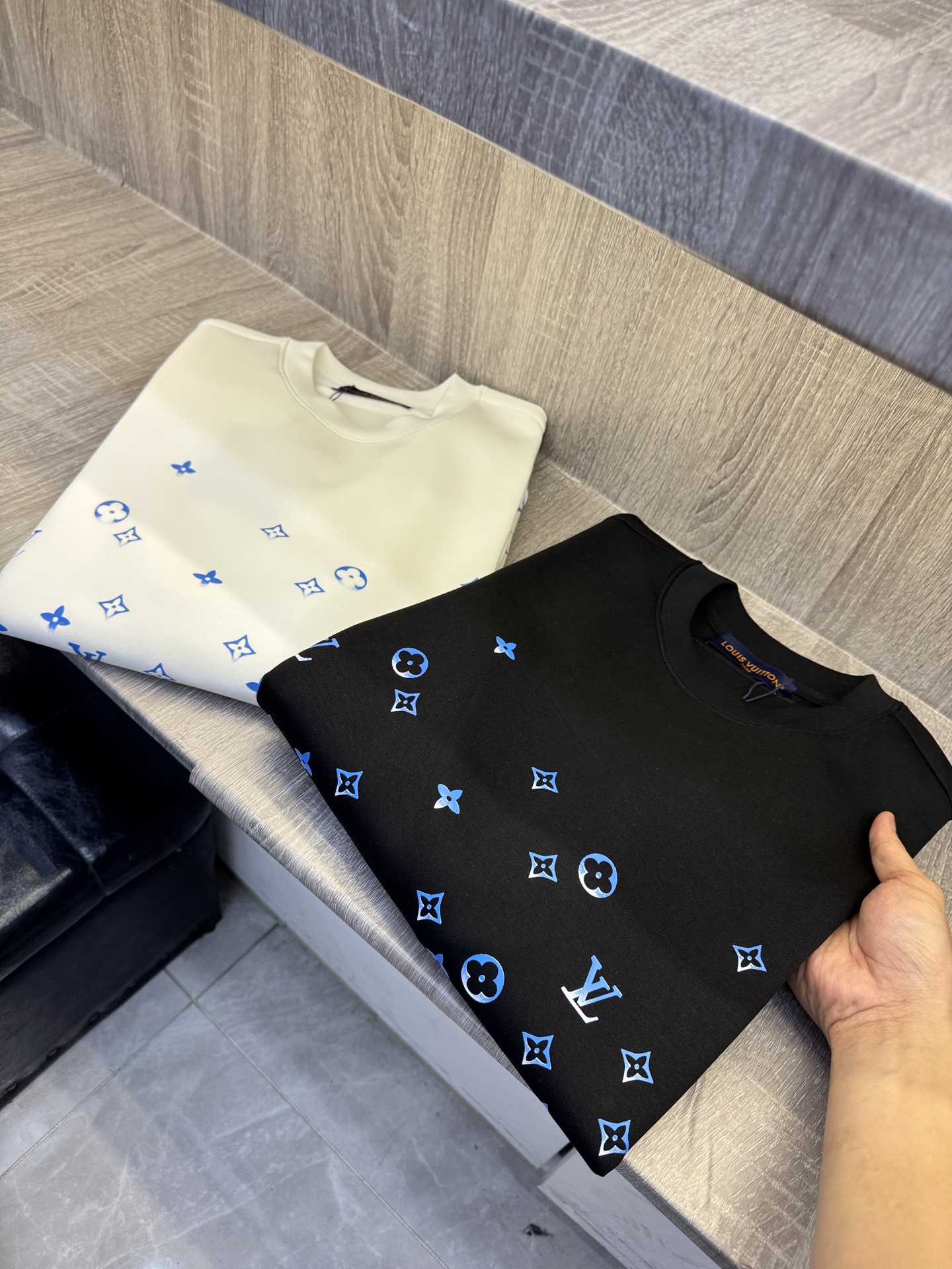 LY驴牌 🆕X26秋冬男装专柜官网新品🆕 爆款面料超好🔈人气推荐秋冬必备✅卫布男士圆领长袖 正面饰有经典图标刺绣元素设计