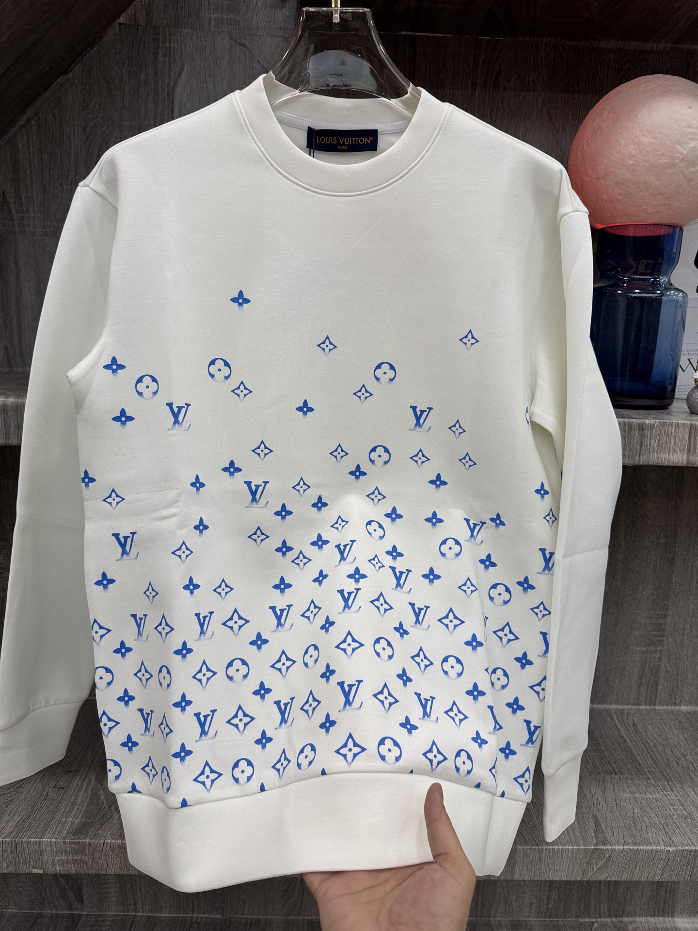 LY驴牌 🆕X26秋冬男装专柜官网新品🆕 爆款面料超好🔈人气推荐秋冬必备✅卫布男士圆领长袖 正面饰有经典图标刺绣元素设计