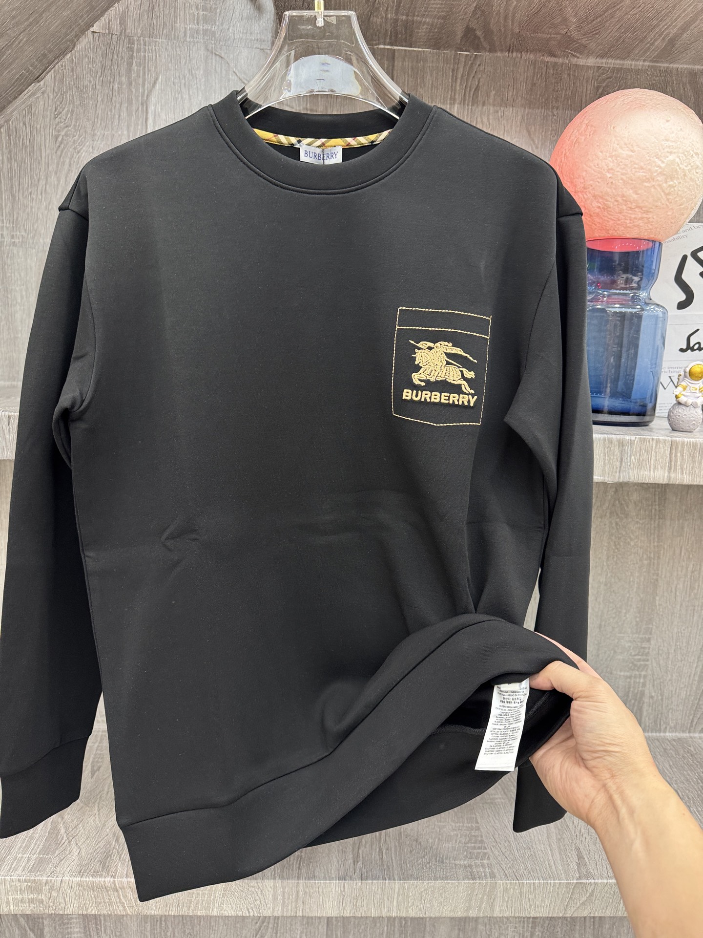 BUR博柏利🆕X26秋冬男装专柜官网新品🆕 爆款面料超好🔈人气推荐秋冬必备✅卫布男士圆领长袖 正面饰有经典图标刺绣元素设