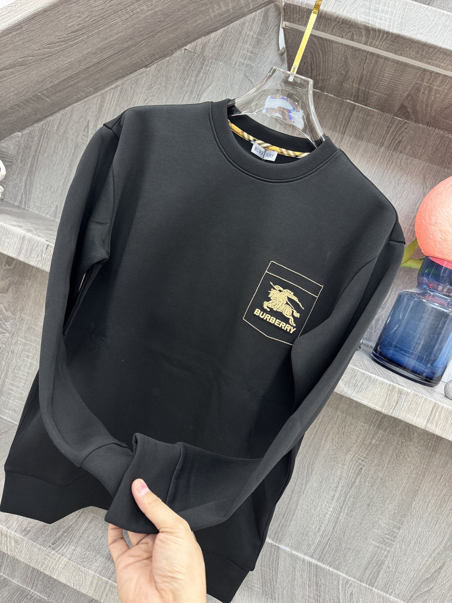 BUR博柏利🆕X26秋冬男装专柜官网新品🆕 爆款面料超好🔈人气推荐秋冬必备✅卫布男士圆领长袖 正面饰有经典图标刺绣元素设