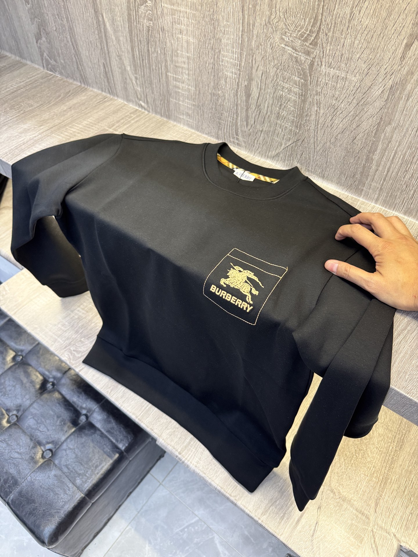 BUR博柏利🆕X26秋冬男装专柜官网新品🆕 爆款面料超好🔈人气推荐秋冬必备✅卫布男士圆领长袖 正面饰有经典图标刺绣元素设