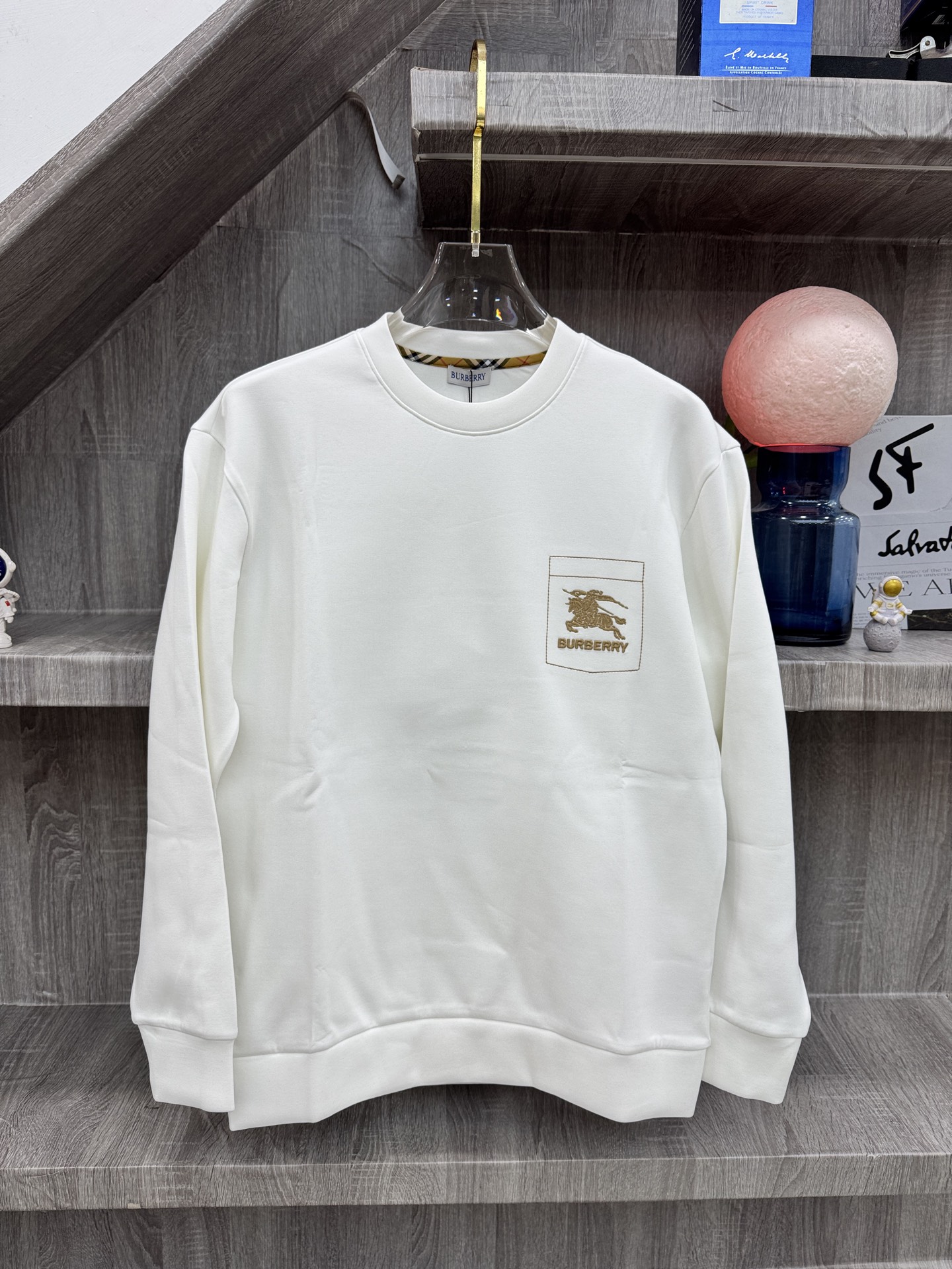 BUR博柏利🆕X26秋冬男装专柜官网新品🆕 爆款面料超好🔈人气推荐秋冬必备✅卫布男士圆领长袖 正面饰有经典图标刺绣元素设