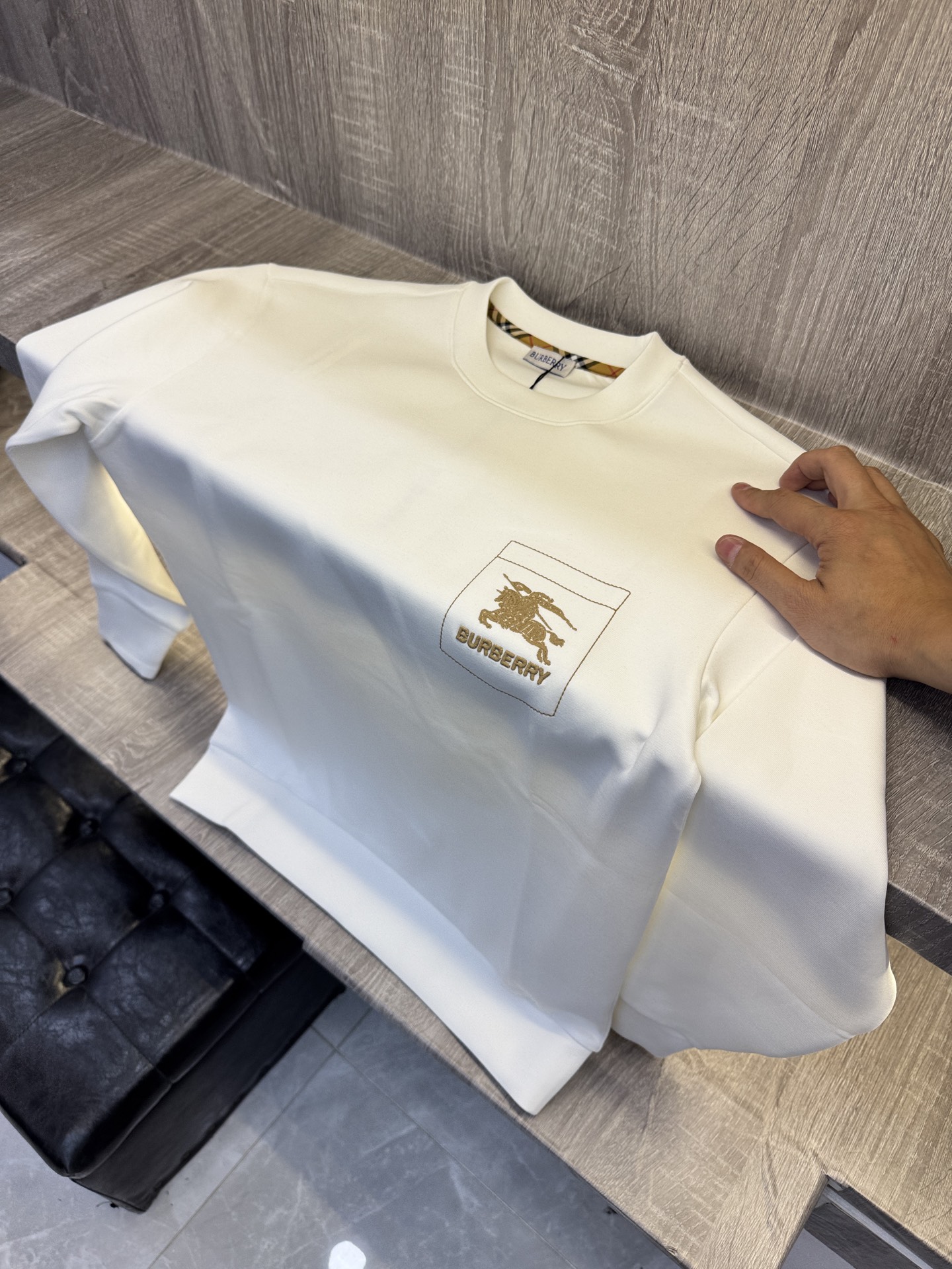 BUR博柏利🆕X26秋冬男装专柜官网新品🆕 爆款面料超好🔈人气推荐秋冬必备✅卫布男士圆领长袖 正面饰有经典图标刺绣元素设