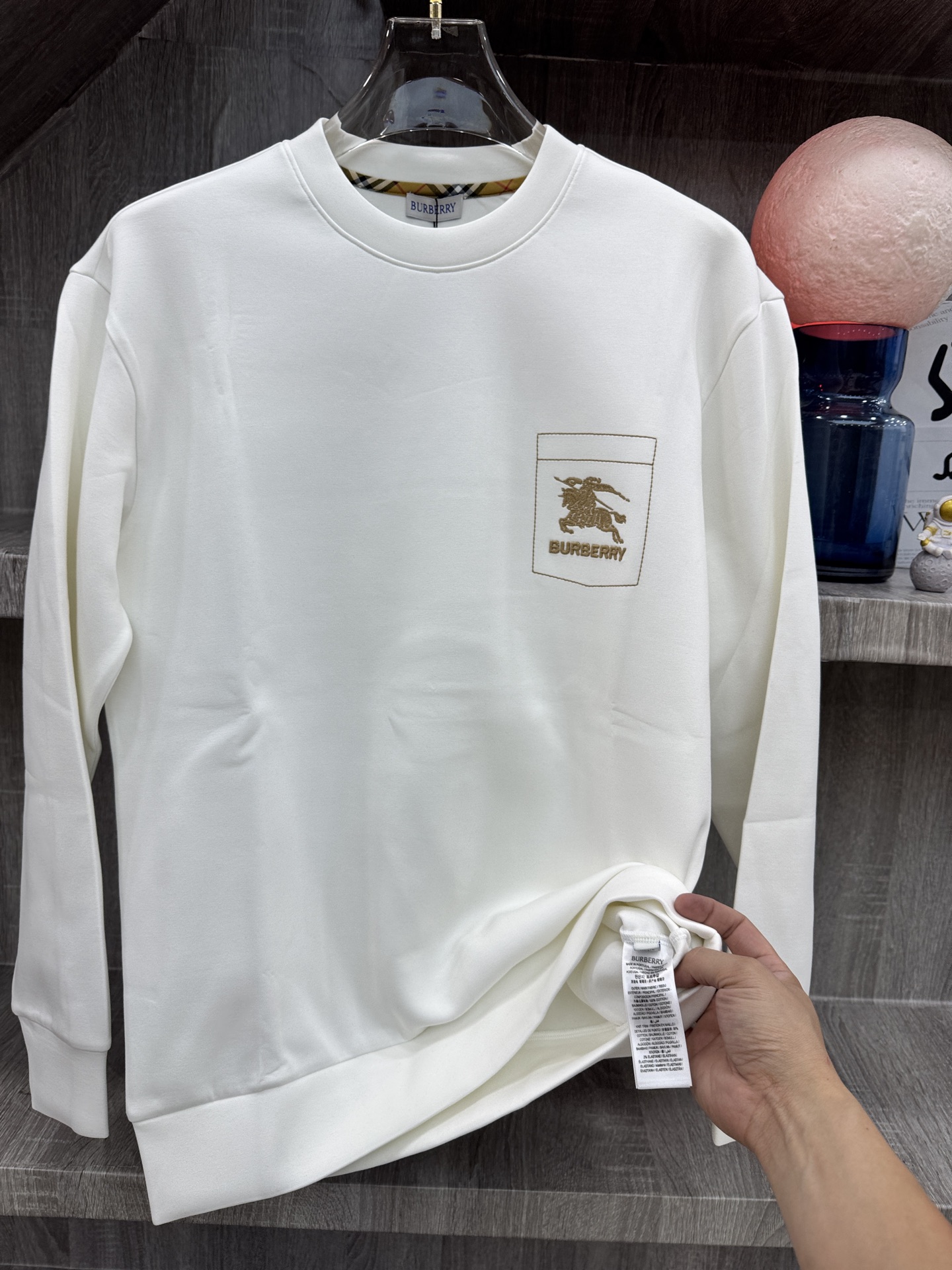 BUR博柏利🆕X26秋冬男装专柜官网新品🆕 爆款面料超好🔈人气推荐秋冬必备✅卫布男士圆领长袖 正面饰有经典图标刺绣元素设
