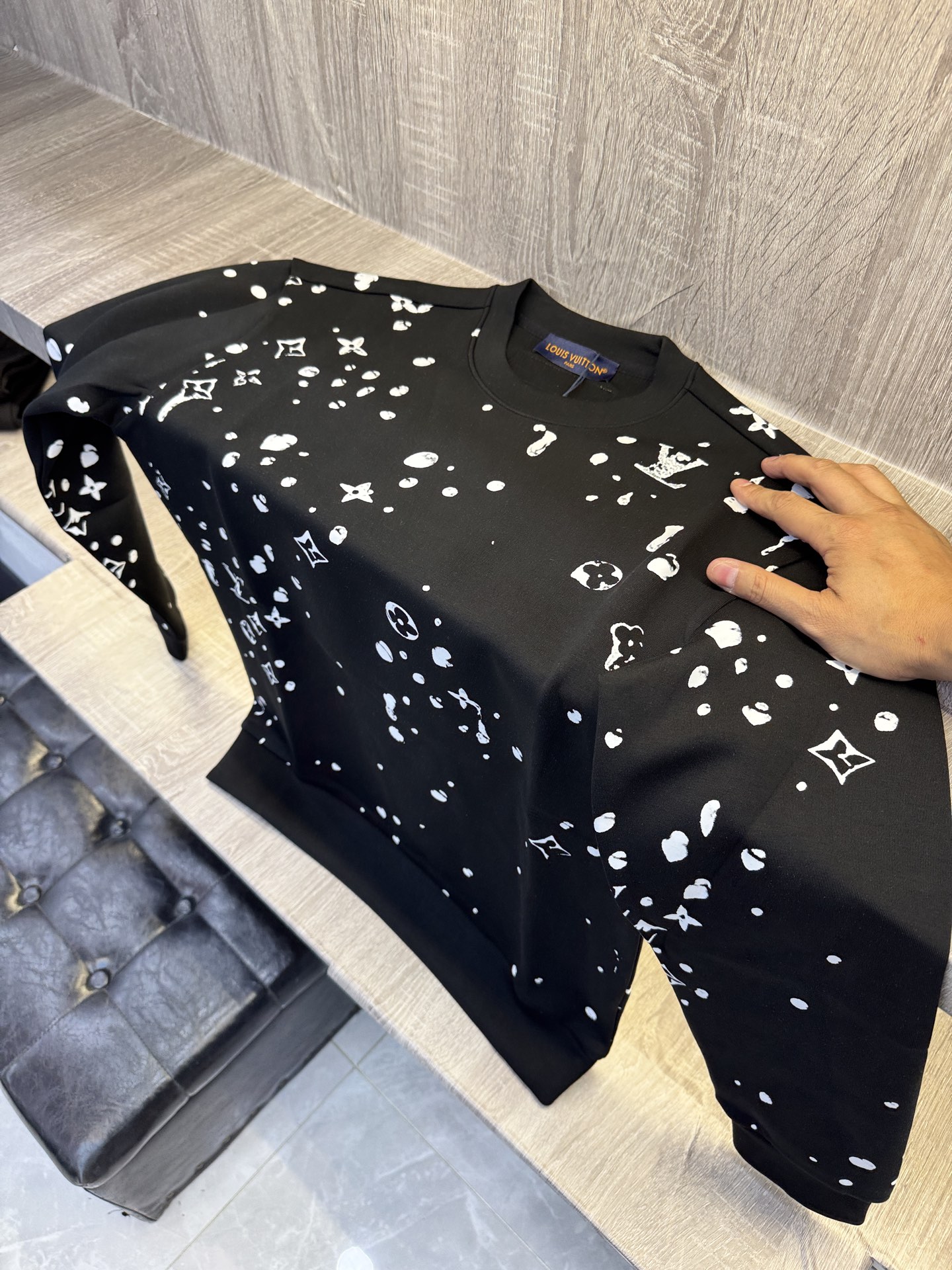 LY驴牌 🆕X26秋冬男装专柜官网新品🆕 爆款面料超好🔈人气推荐秋冬必备✅卫布男士圆领长袖 正面饰有经典图标刺绣元素设计