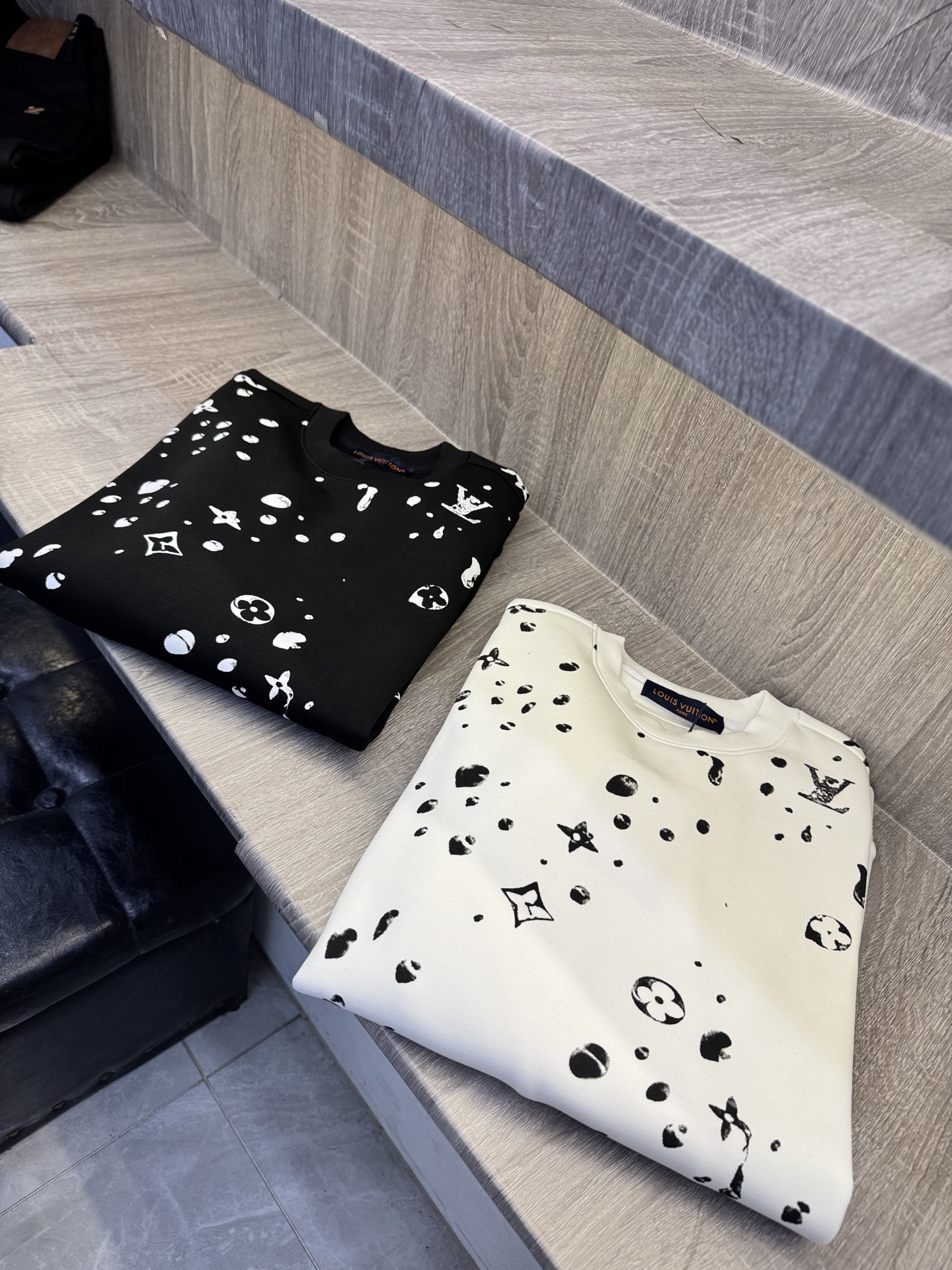 LY驴牌 🆕X26秋冬男装专柜官网新品🆕 爆款面料超好🔈人气推荐秋冬必备✅卫布男士圆领长袖 正面饰有经典图标刺绣元素设计