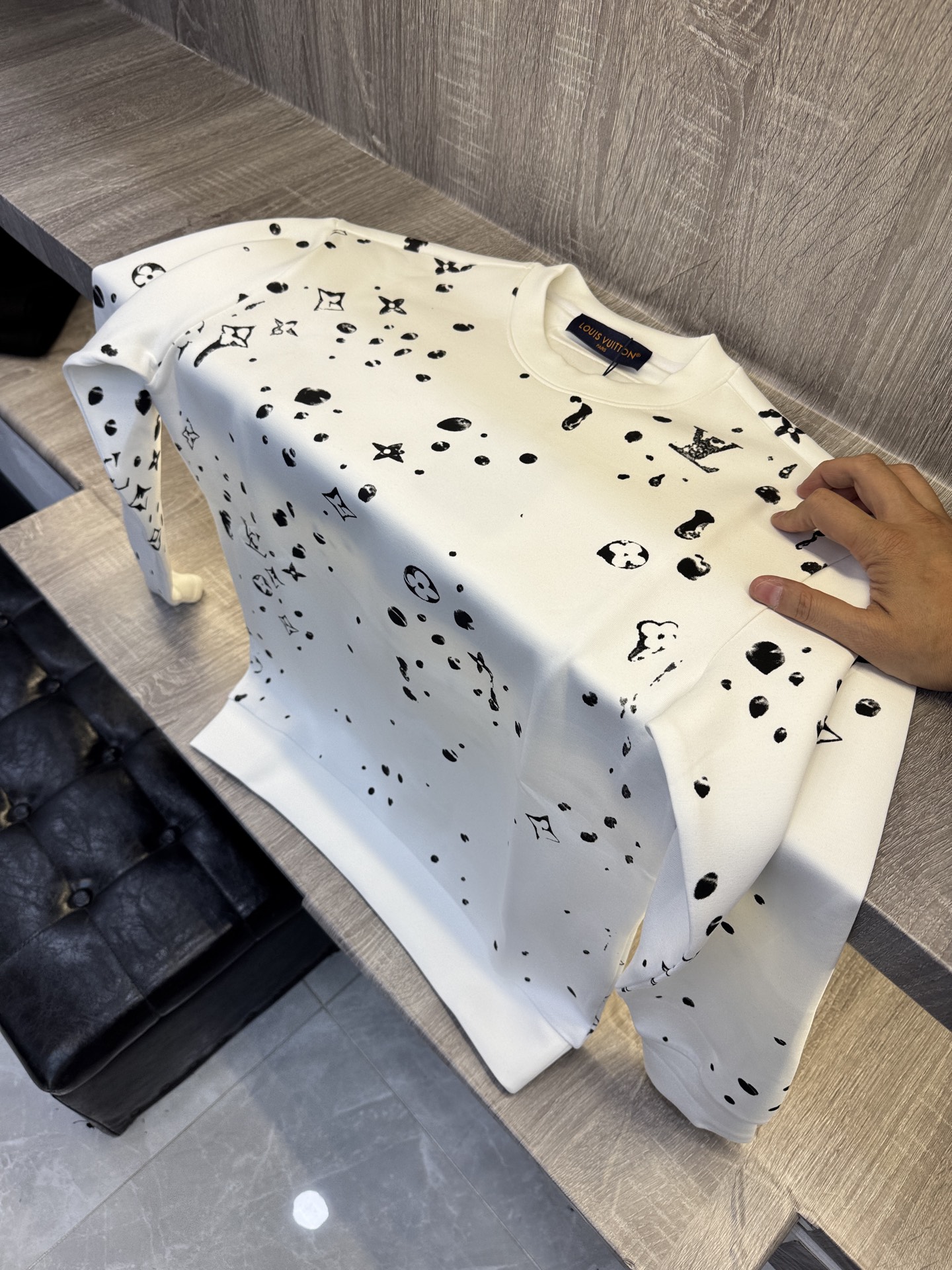 LY驴牌 🆕X26秋冬男装专柜官网新品🆕 爆款面料超好🔈人气推荐秋冬必备✅卫布男士圆领长袖 正面饰有经典图标刺绣元素设计