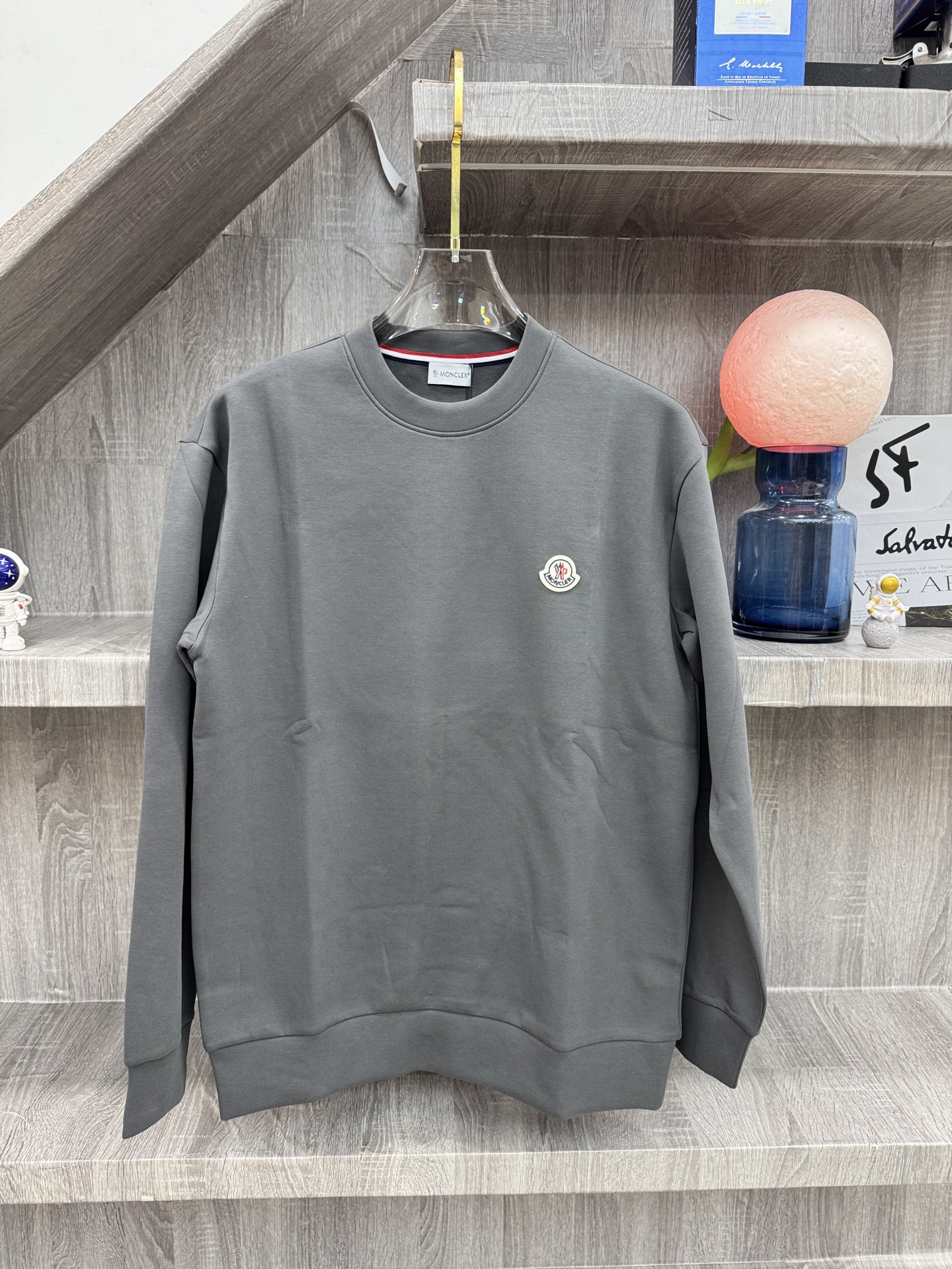 MC盟扣莱🆕X26秋冬男装专柜官网新品🆕 爆款面料超好🔈人气推荐秋冬必备✅卫布男士圆领长袖 正面饰有经典图标刺绣元素设计