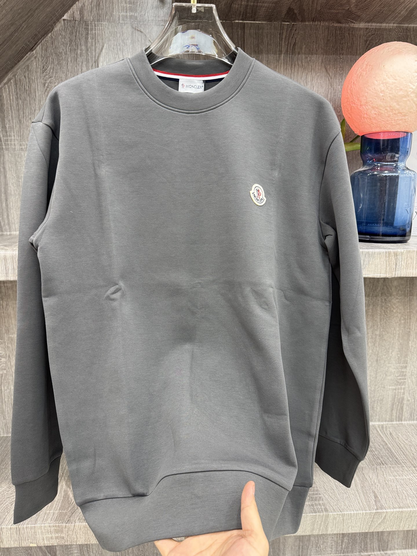 MC盟扣莱🆕X26秋冬男装专柜官网新品🆕 爆款面料超好🔈人气推荐秋冬必备✅卫布男士圆领长袖 正面饰有经典图标刺绣元素设计