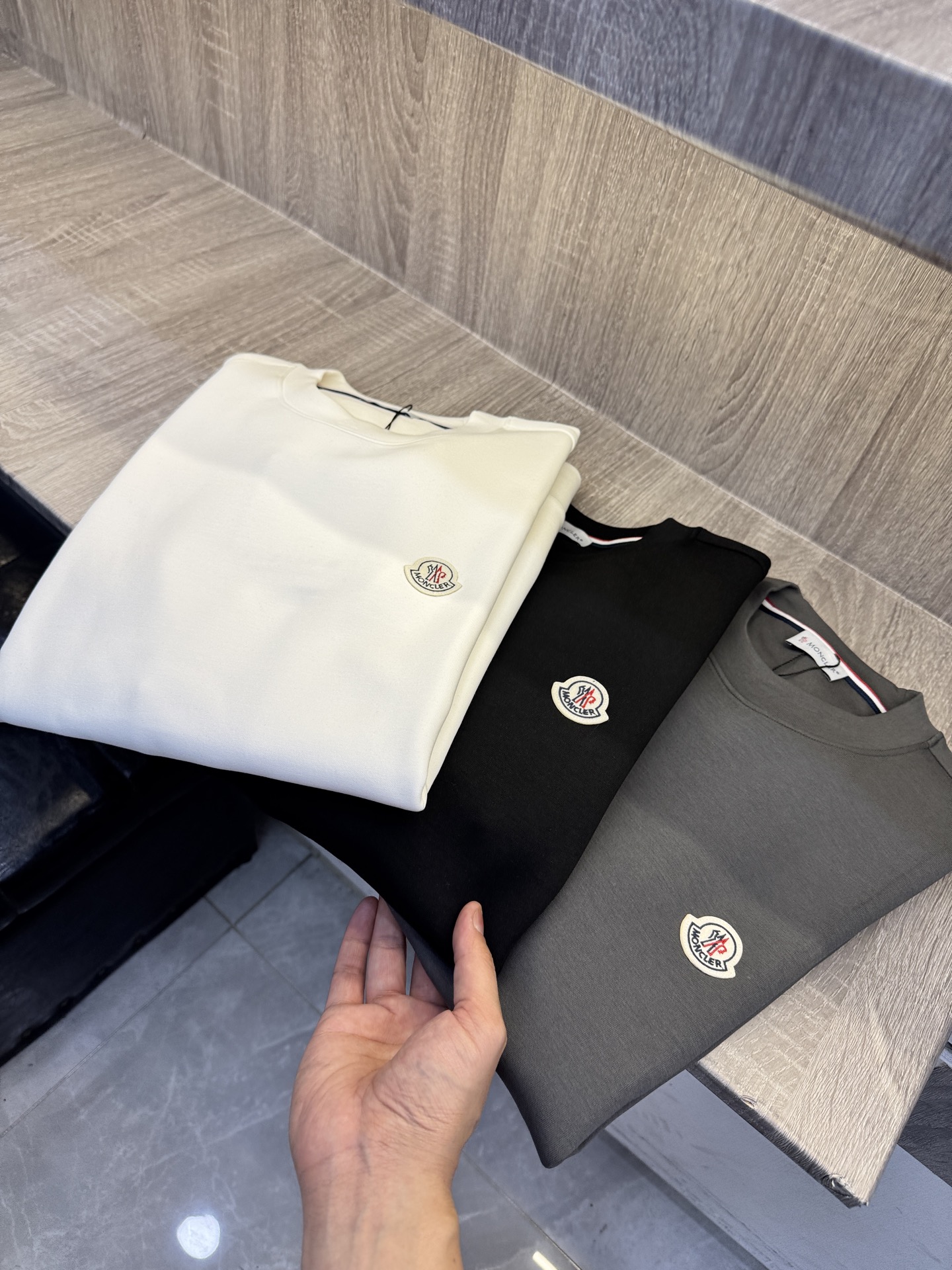 MC盟扣莱🆕X26秋冬男装专柜官网新品🆕 爆款面料超好🔈人气推荐秋冬必备✅卫布男士圆领长袖 正面饰有经典图标刺绣元素设计