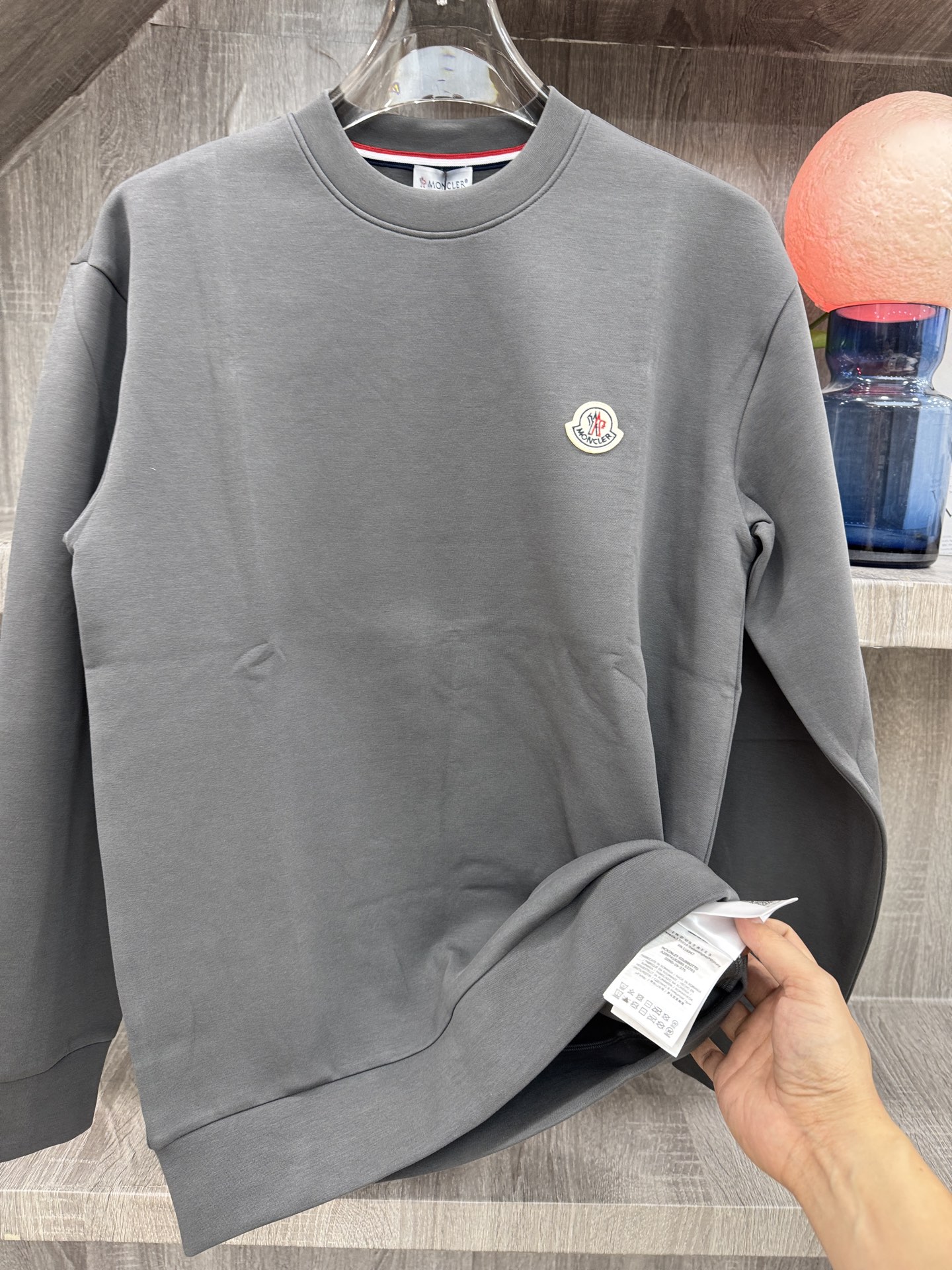 MC盟扣莱🆕X26秋冬男装专柜官网新品🆕 爆款面料超好🔈人气推荐秋冬必备✅卫布男士圆领长袖 正面饰有经典图标刺绣元素设计