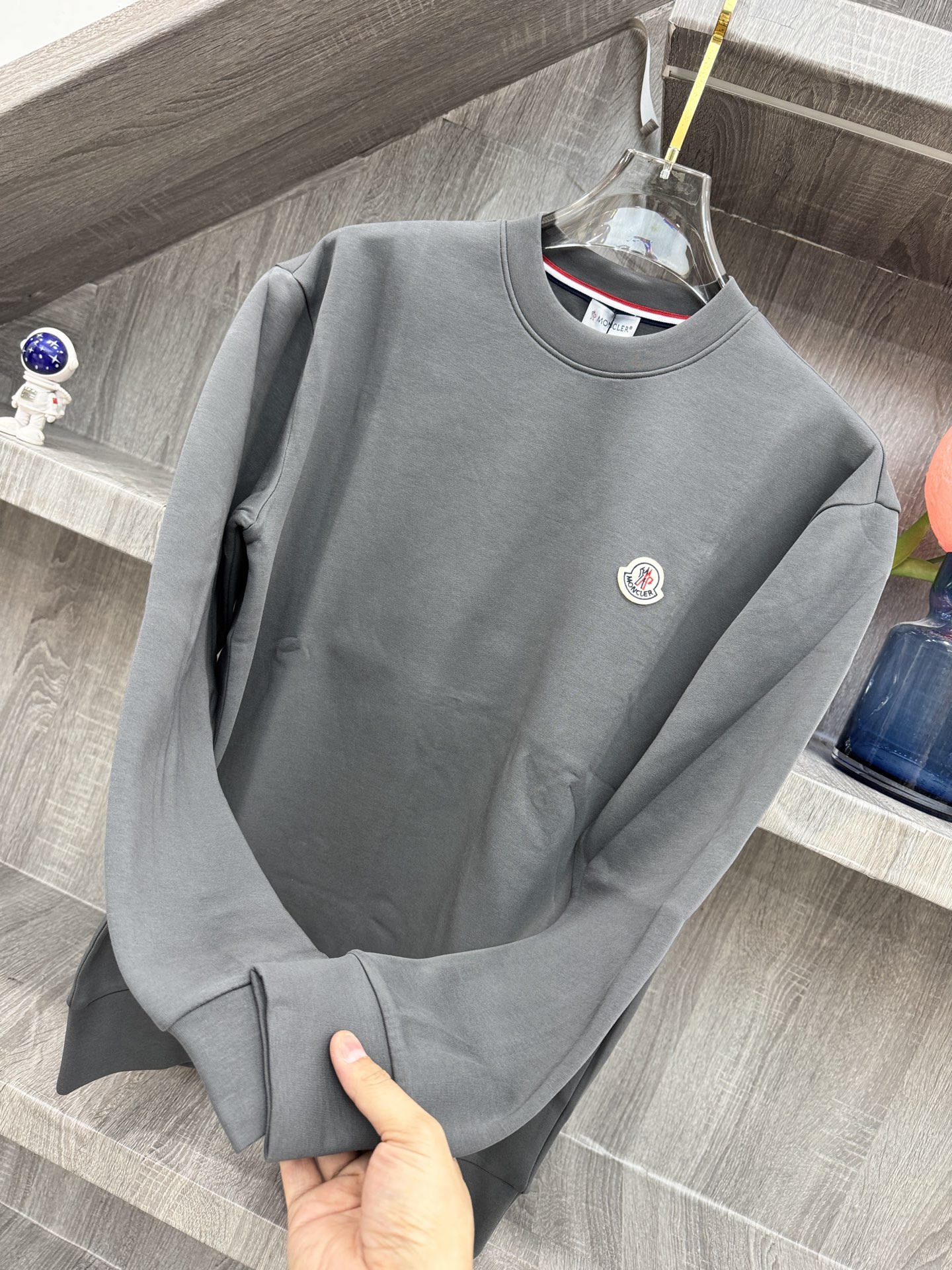 MC盟扣莱🆕X26秋冬男装专柜官网新品🆕 爆款面料超好🔈人气推荐秋冬必备✅卫布男士圆领长袖 正面饰有经典图标刺绣元素设计