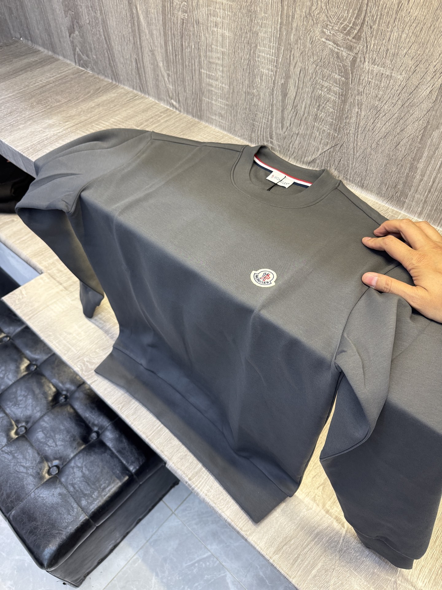 MC盟扣莱🆕X26秋冬男装专柜官网新品🆕 爆款面料超好🔈人气推荐秋冬必备✅卫布男士圆领长袖 正面饰有经典图标刺绣元素设计