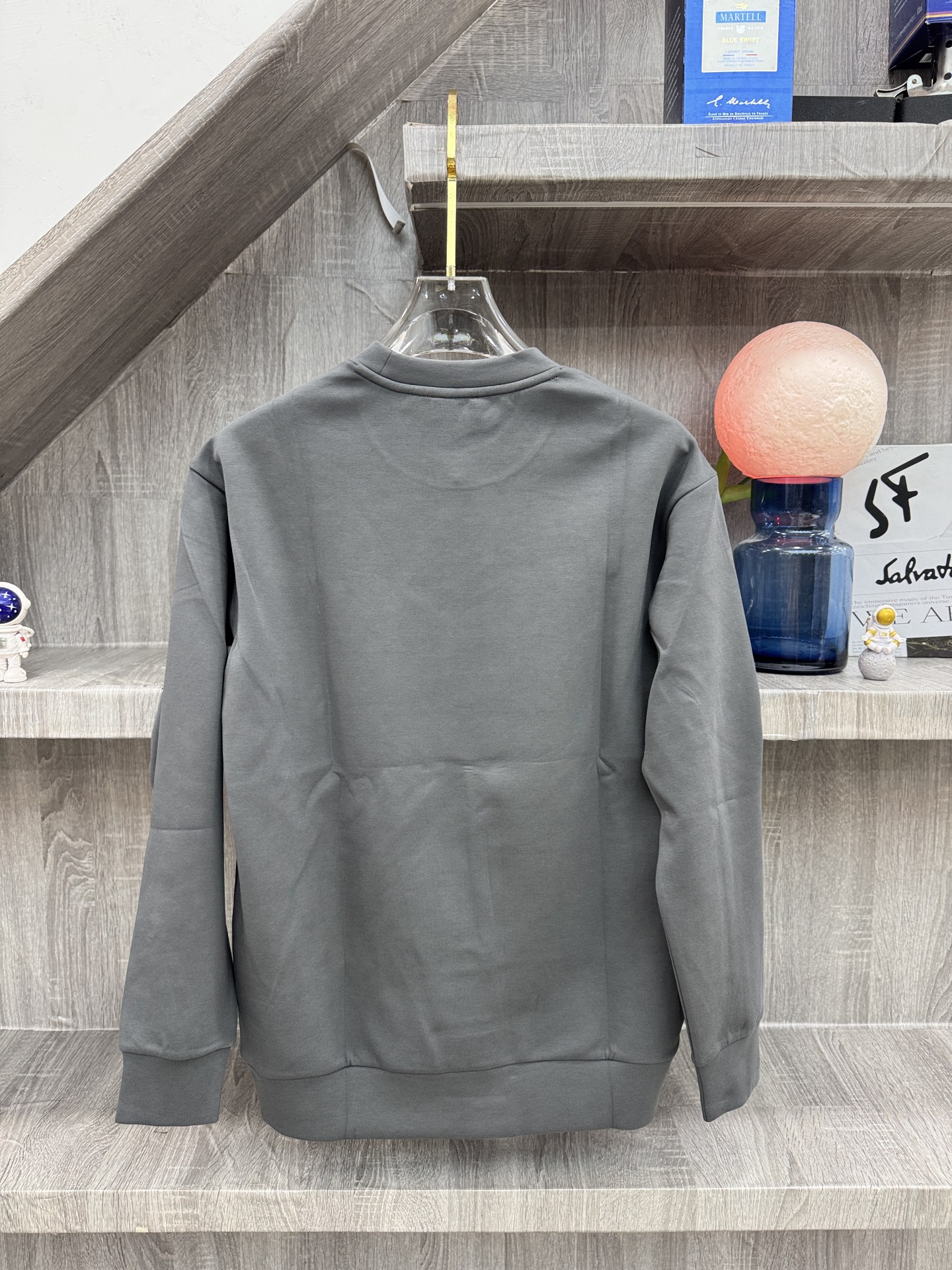 MC盟扣莱🆕X26秋冬男装专柜官网新品🆕 爆款面料超好🔈人气推荐秋冬必备✅卫布男士圆领长袖 正面饰有经典图标刺绣元素设计