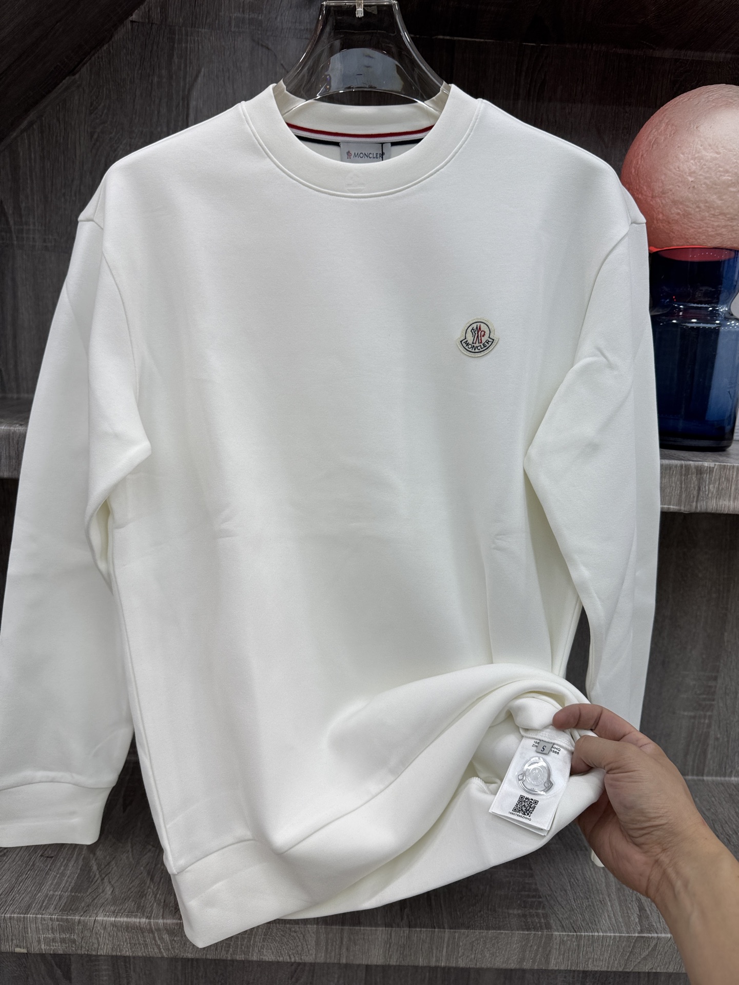 MC盟扣莱🆕X26秋冬男装专柜官网新品🆕 爆款面料超好🔈人气推荐秋冬必备✅卫布男士圆领长袖 正面饰有经典图标刺绣元素设计