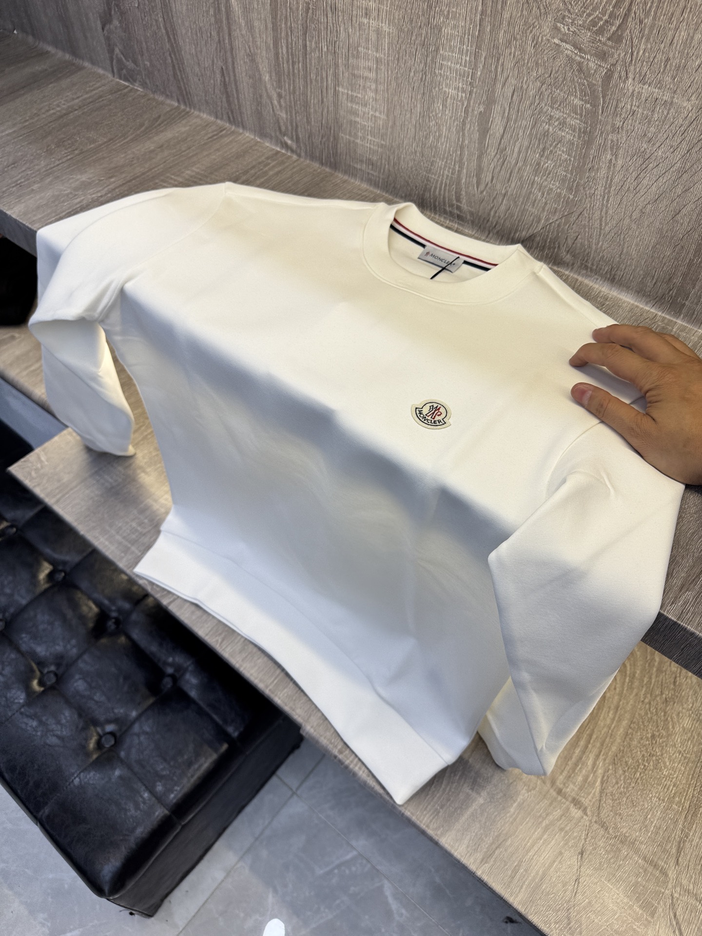 MC盟扣莱🆕X26秋冬男装专柜官网新品🆕 爆款面料超好🔈人气推荐秋冬必备✅卫布男士圆领长袖 正面饰有经典图标刺绣元素设计