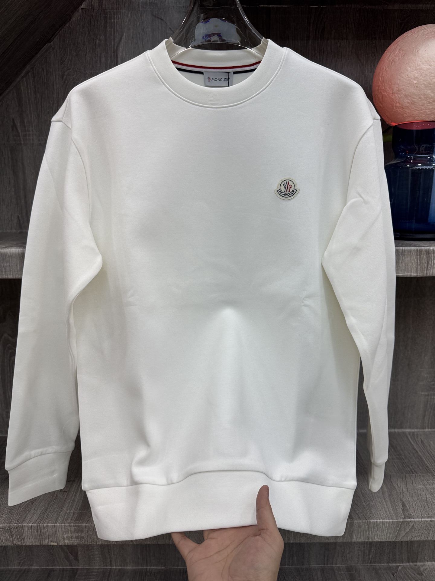 MC盟扣莱🆕X26秋冬男装专柜官网新品🆕 爆款面料超好🔈人气推荐秋冬必备✅卫布男士圆领长袖 正面饰有经典图标刺绣元素设计