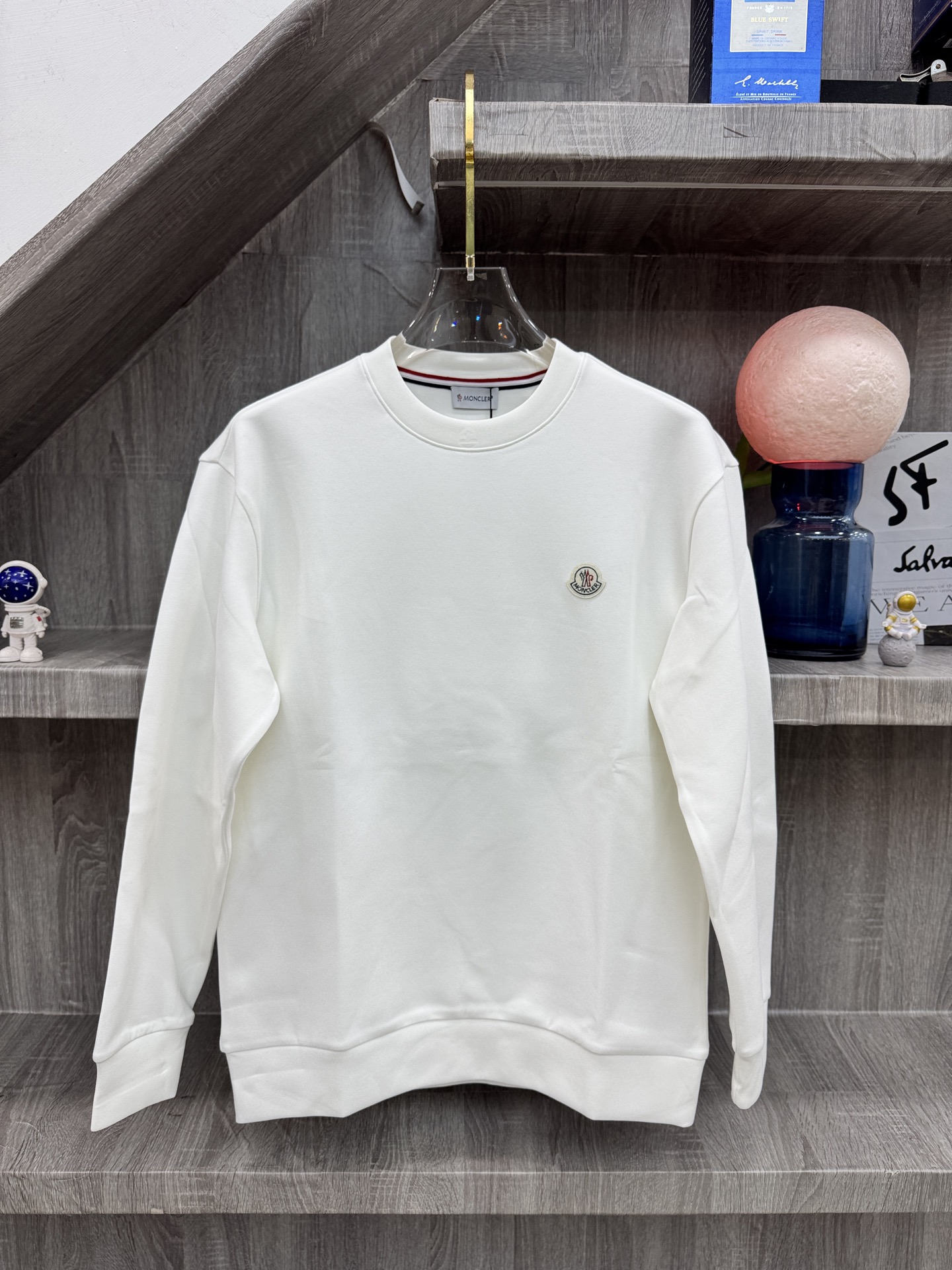 MC盟扣莱🆕X26秋冬男装专柜官网新品🆕 爆款面料超好🔈人气推荐秋冬必备✅卫布男士圆领长袖 正面饰有经典图标刺绣元素设计