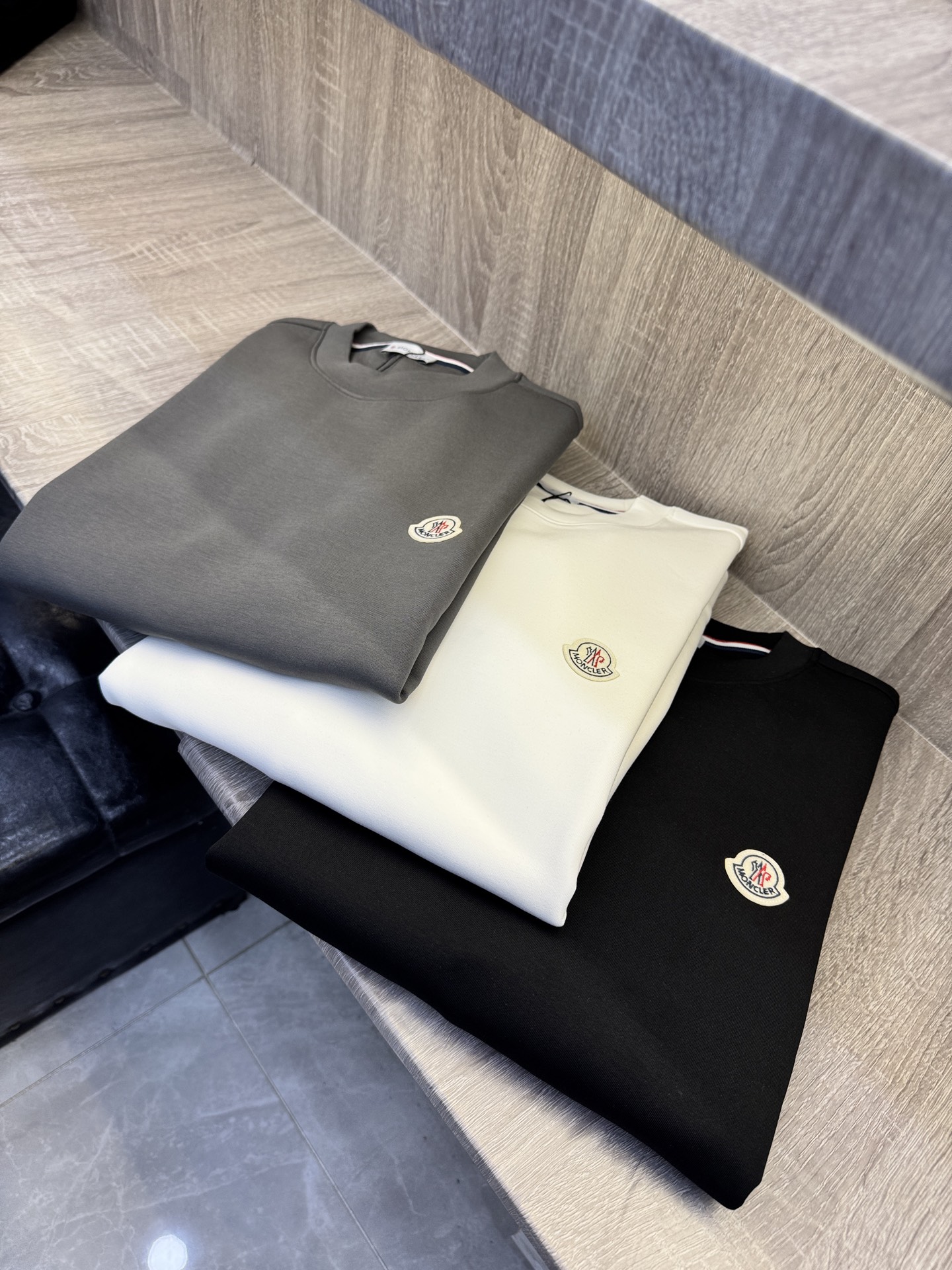 MC盟扣莱🆕X26秋冬男装专柜官网新品🆕 爆款面料超好🔈人气推荐秋冬必备✅卫布男士圆领长袖 正面饰有经典图标刺绣元素设计