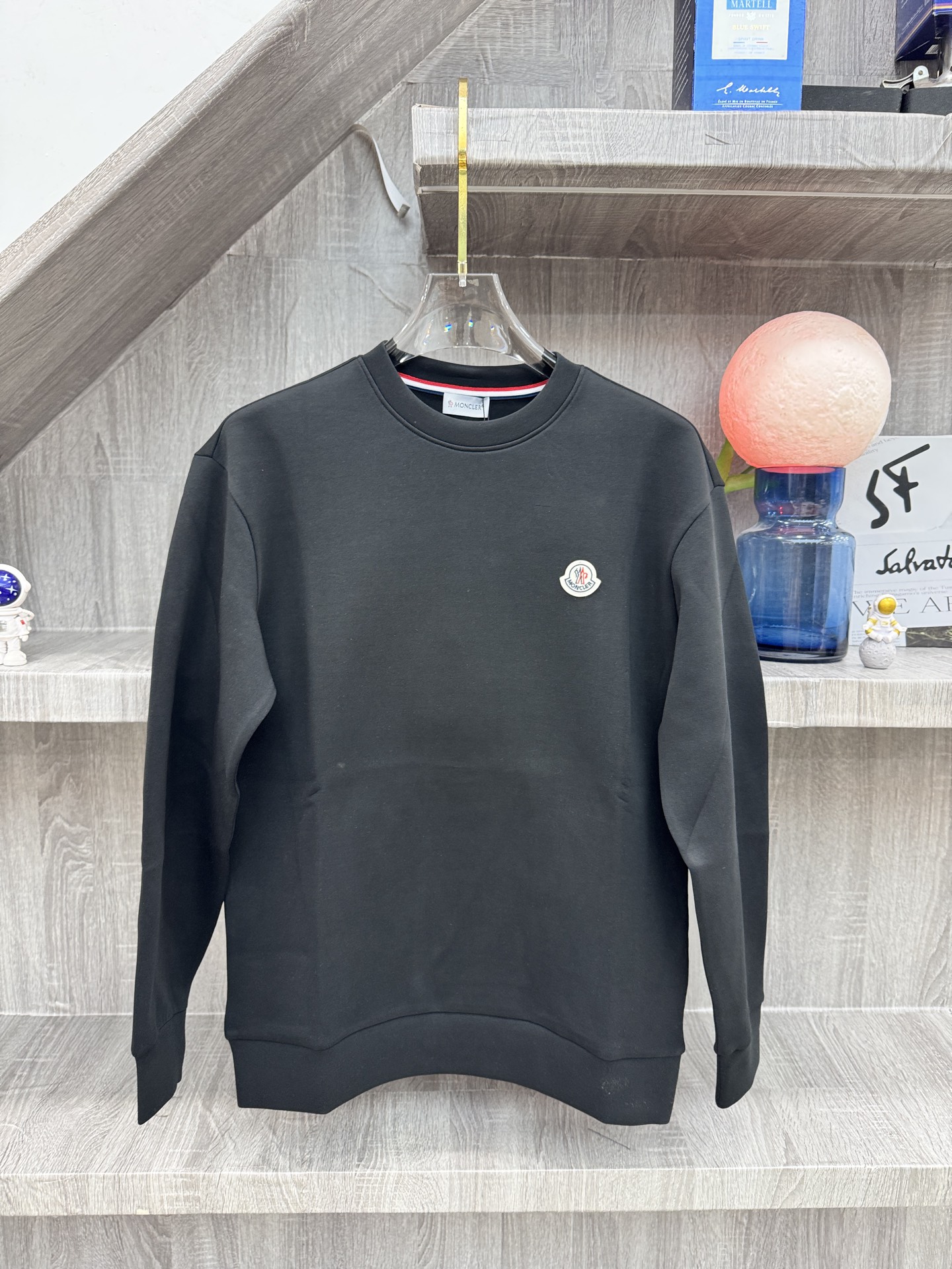 MC盟扣莱🆕X26秋冬男装专柜官网新品🆕 爆款面料超好🔈人气推荐秋冬必备✅卫布男士圆领长袖 正面饰有经典图标刺绣元素设计