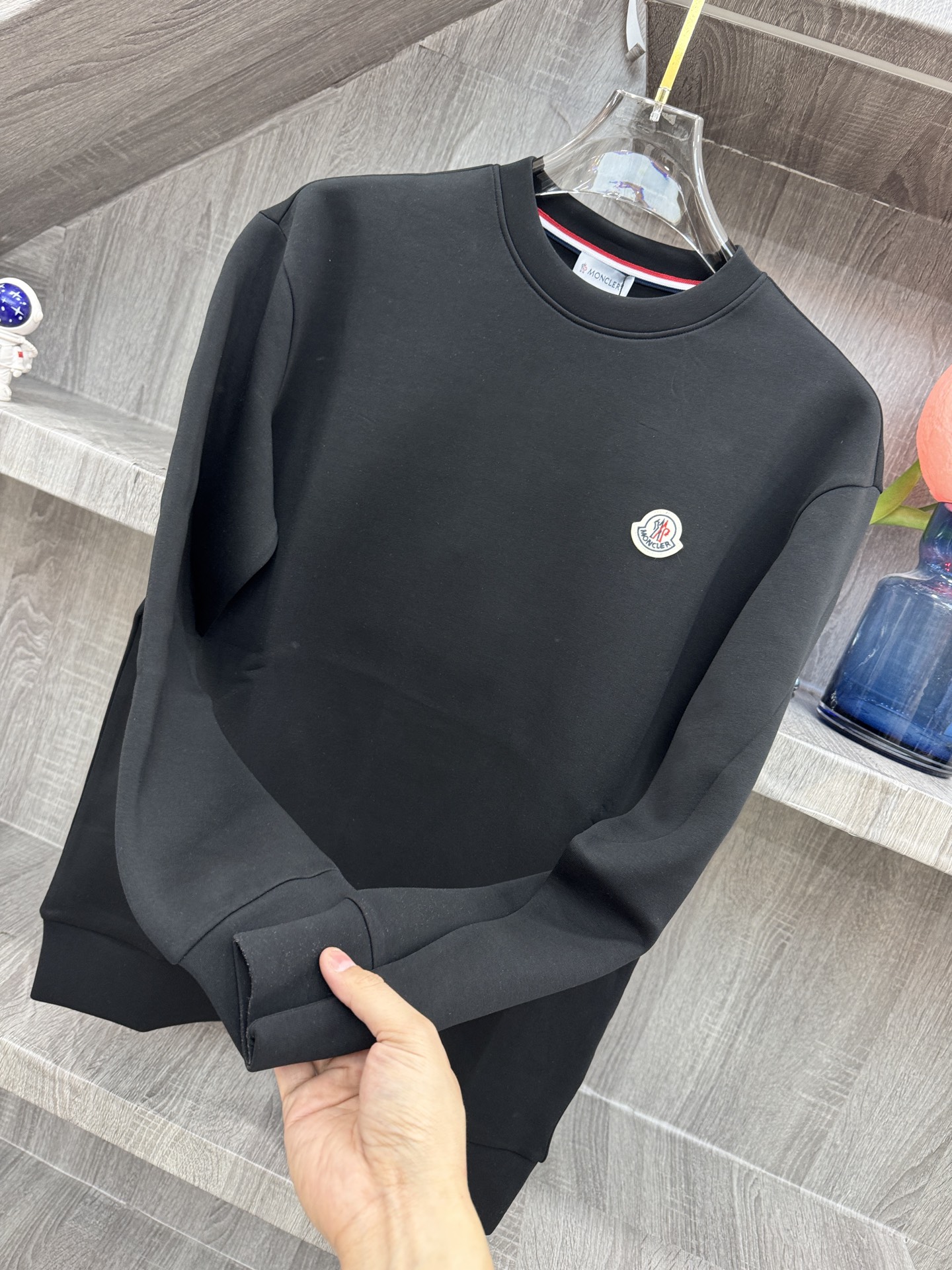 MC盟扣莱🆕X26秋冬男装专柜官网新品🆕 爆款面料超好🔈人气推荐秋冬必备✅卫布男士圆领长袖 正面饰有经典图标刺绣元素设计