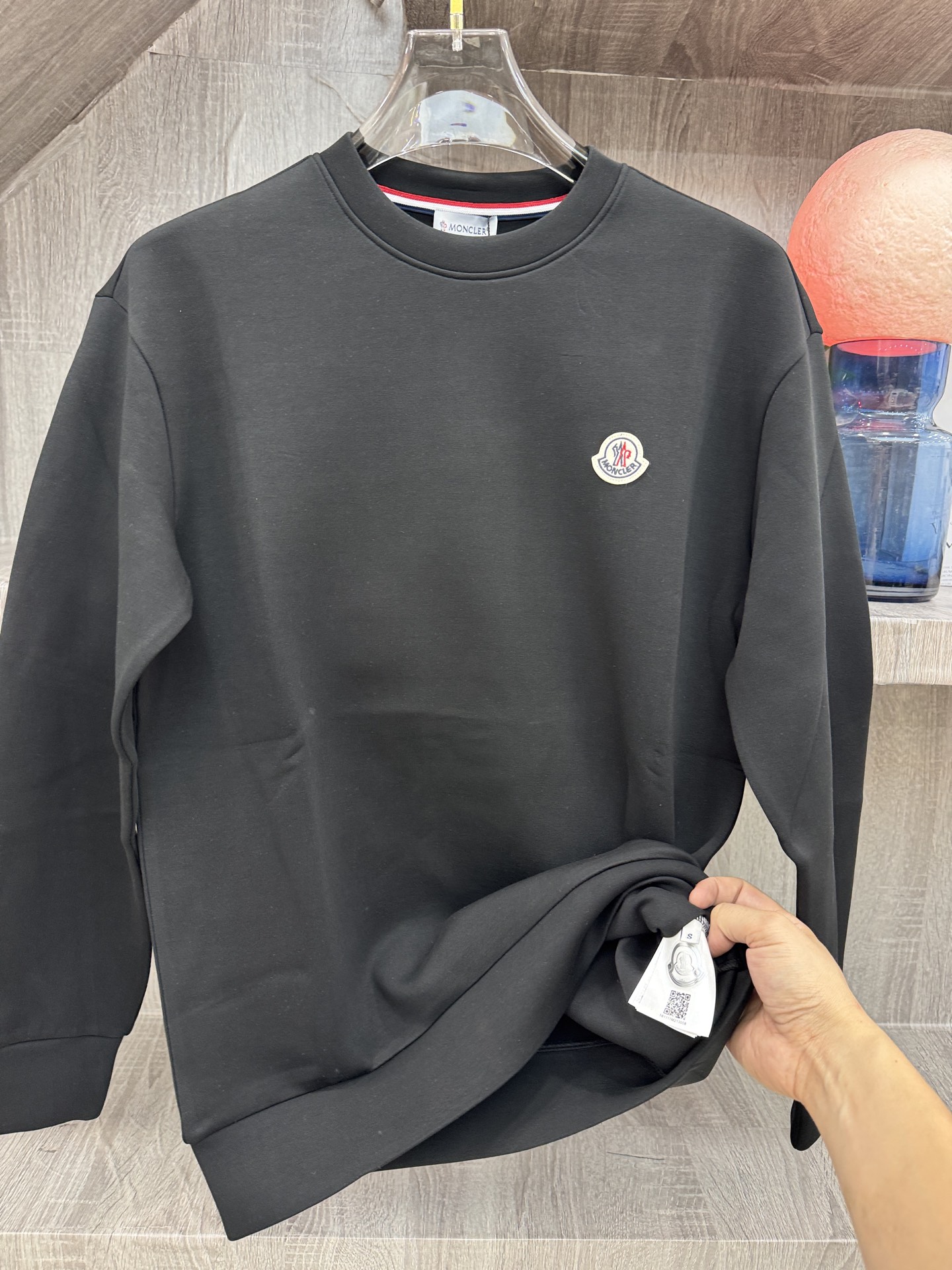MC盟扣莱🆕X26秋冬男装专柜官网新品🆕 爆款面料超好🔈人气推荐秋冬必备✅卫布男士圆领长袖 正面饰有经典图标刺绣元素设计