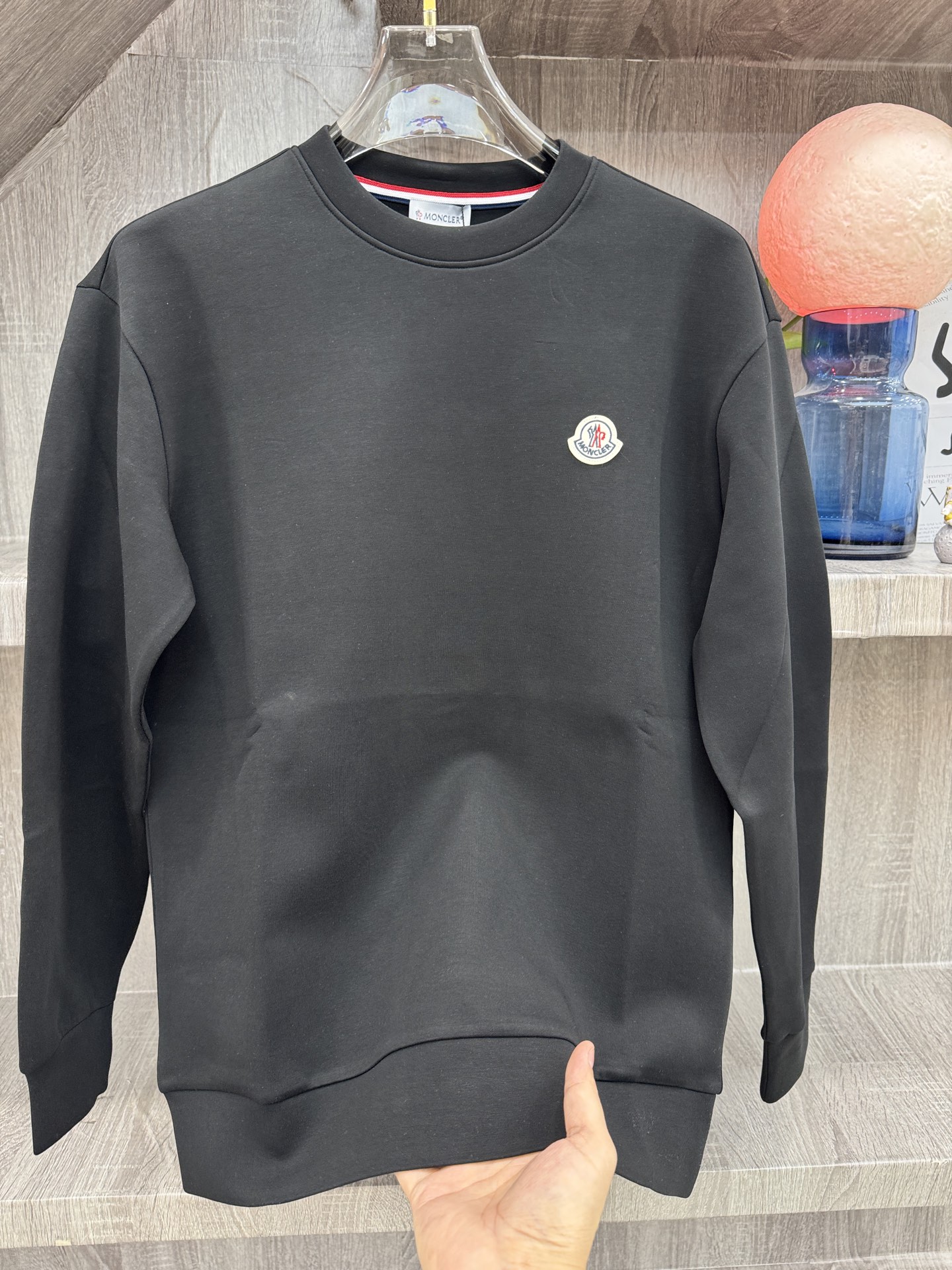 MC盟扣莱🆕X26秋冬男装专柜官网新品🆕 爆款面料超好🔈人气推荐秋冬必备✅卫布男士圆领长袖 正面饰有经典图标刺绣元素设计