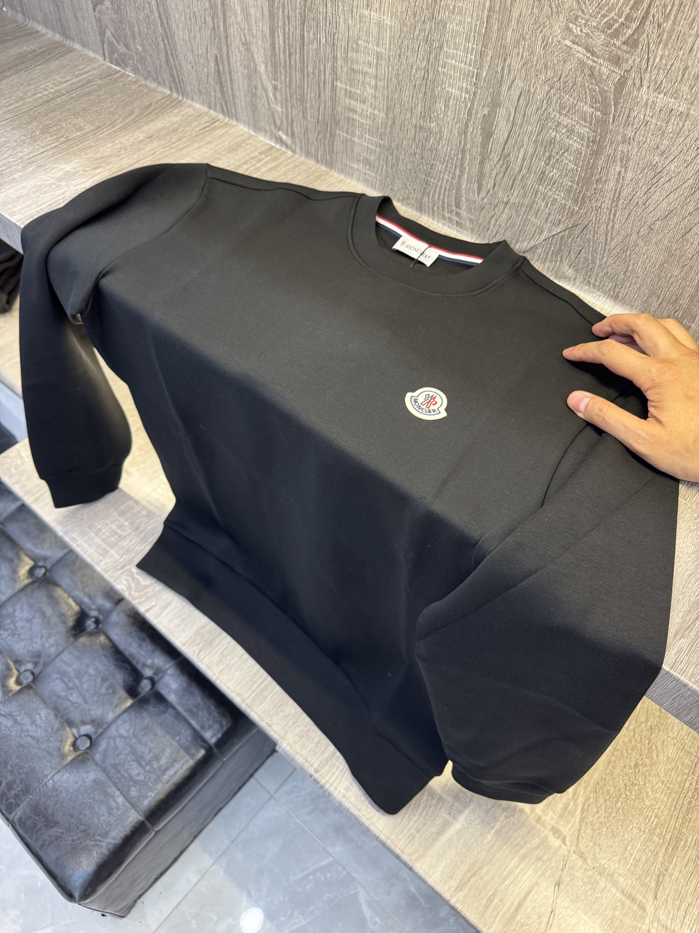MC盟扣莱🆕X26秋冬男装专柜官网新品🆕 爆款面料超好🔈人气推荐秋冬必备✅卫布男士圆领长袖 正面饰有经典图标刺绣元素设计