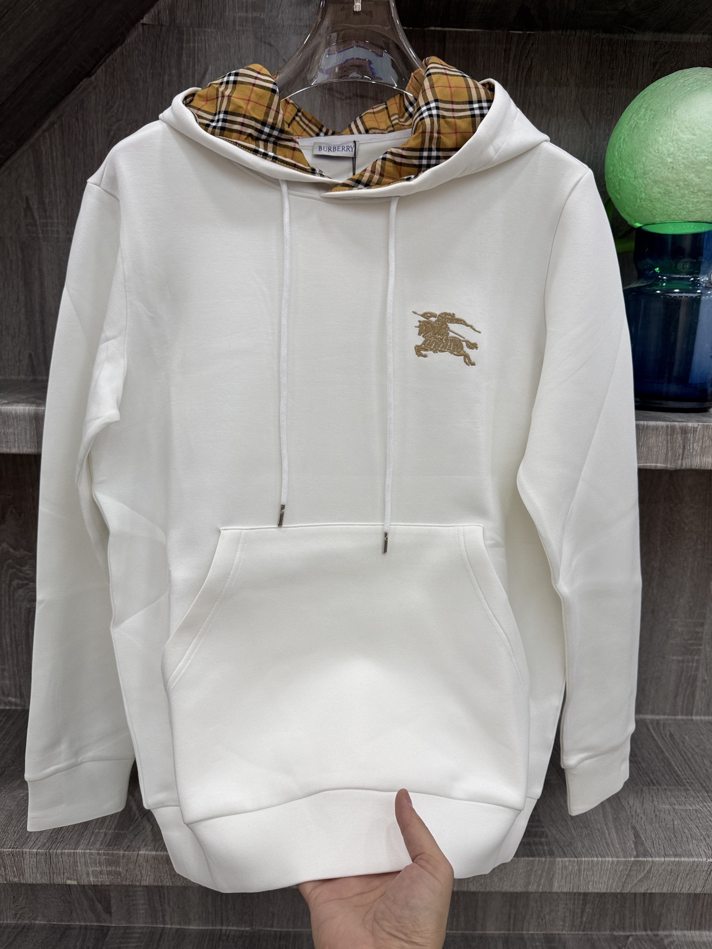Burberry 巴宝莉 X 2026秋冬新款侧边格纹连帽卫衣,原版五金辅料完整复刻,高品质空气层面料,软糯挺括不易变形 Burberry 巴宝莉 X 2026秋冬新款侧边格纹连帽卫衣,原版五金辅料完整复刻,高品质空气层面料,软糯挺括不易变形