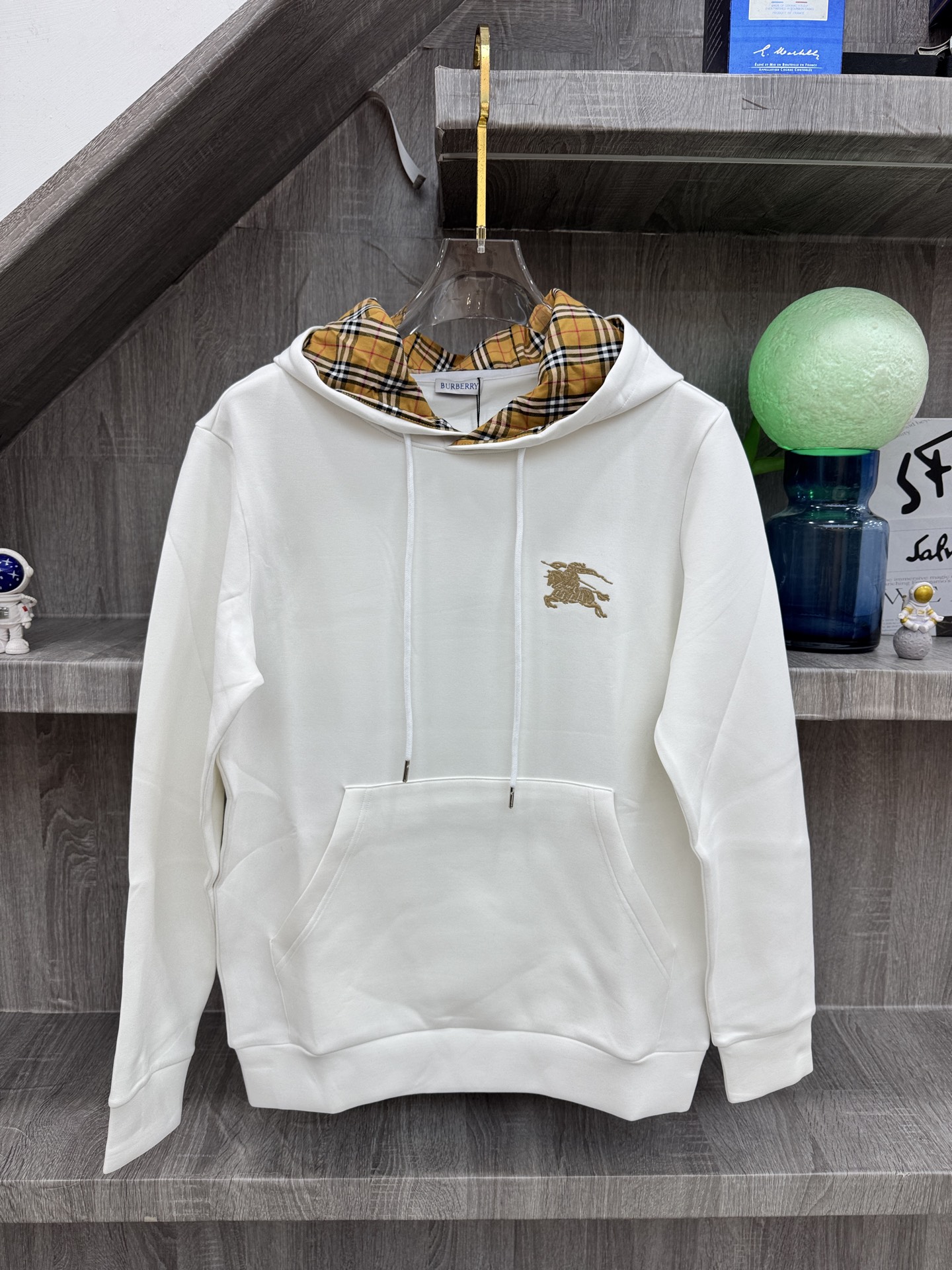 Burberry 巴宝莉 X 2026秋冬新款侧边格纹连帽卫衣,原版五金辅料完整复刻,高品质空气层面料,软糯挺括不易变形 Burberry 巴宝莉 X 2026秋冬新款侧边格纹连帽卫衣,原版五金辅料完整复刻,高品质空气层面料,软糯挺括不易变形