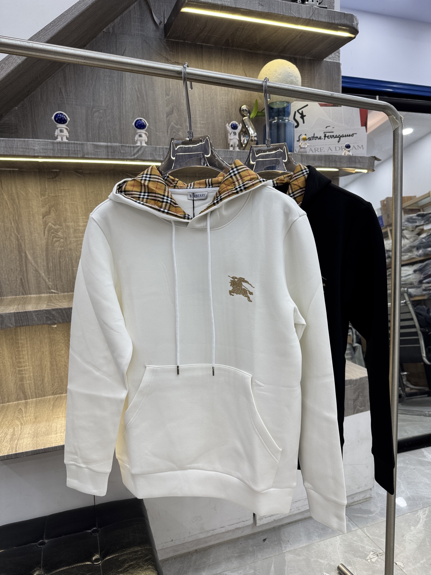 Burberry 巴宝莉 X 2026秋冬新款侧边格纹连帽卫衣,原版五金辅料完整复刻,高品质空气层面料,软糯挺括不易变形 Burberry 巴宝莉 X 2026秋冬新款侧边格纹连帽卫衣,原版五金辅料完整复刻,高品质空气层面料,软糯挺括不易变形