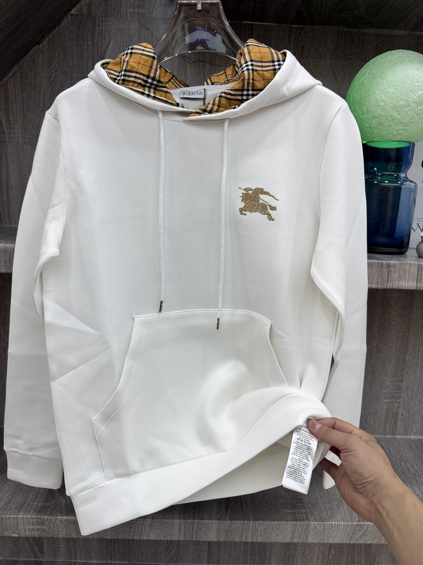 Burberry 巴宝莉 X 2026秋冬新款侧边格纹连帽卫衣,原版五金辅料完整复刻,高品质空气层面料,软糯挺括不易变形 Burberry 巴宝莉 X 2026秋冬新款侧边格纹连帽卫衣,原版五金辅料完整复刻,高品质空气层面料,软糯挺括不易变形